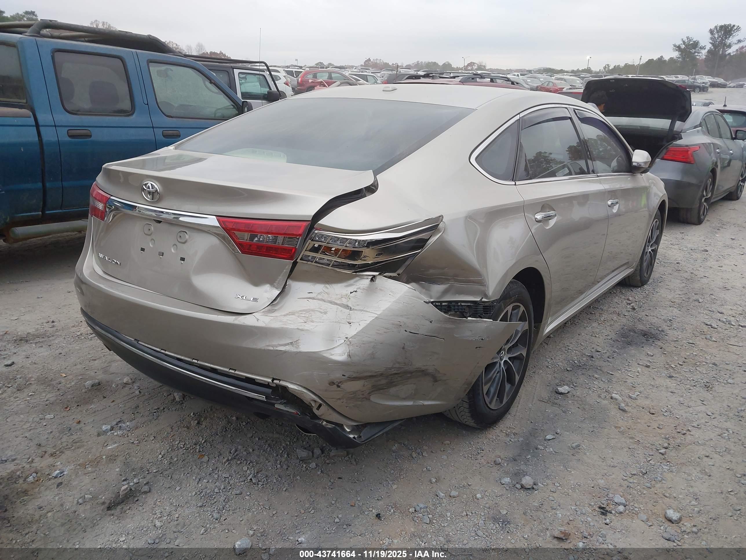 TOYOTA AVALON image 4