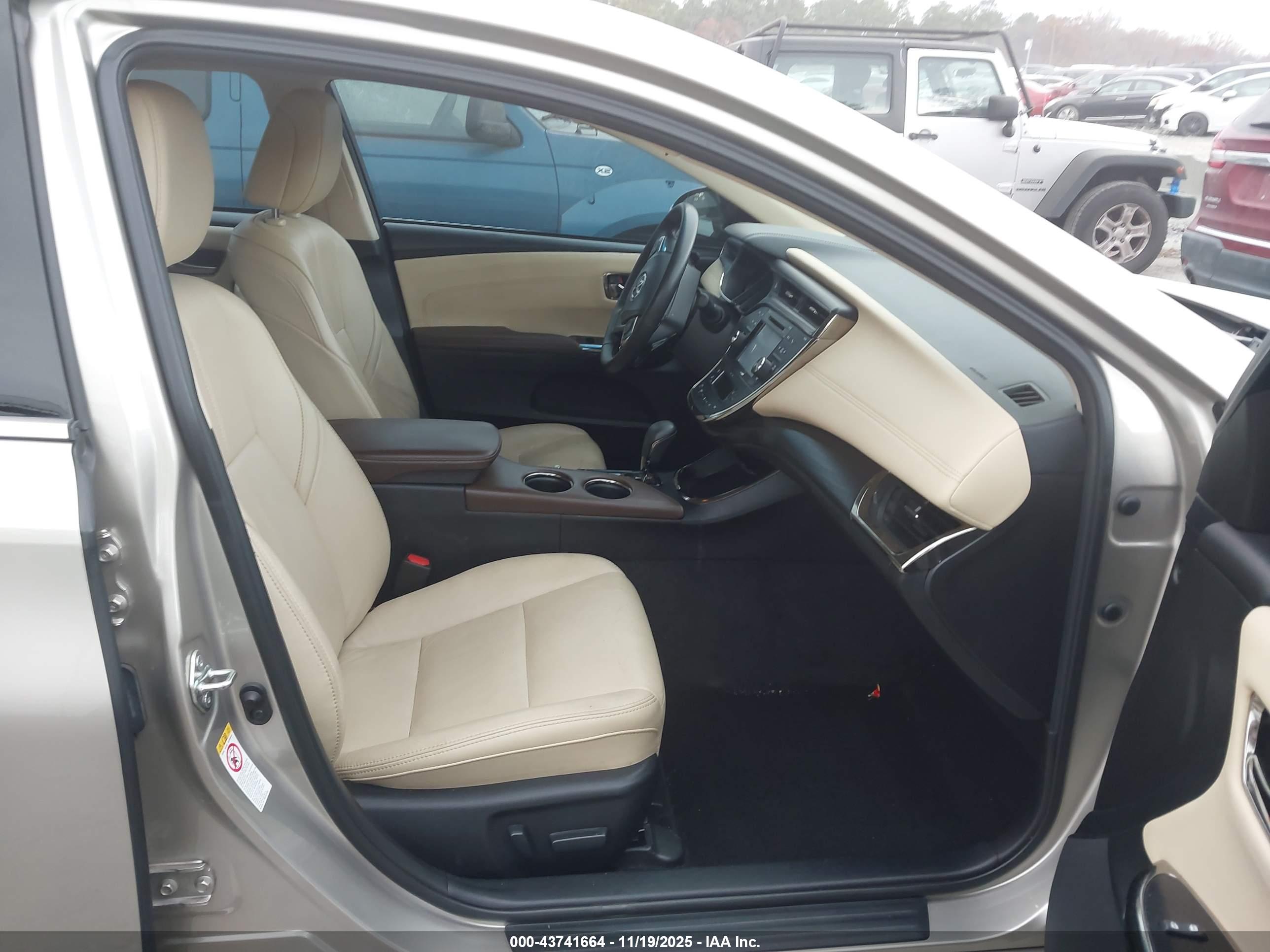 TOYOTA AVALON image 5
