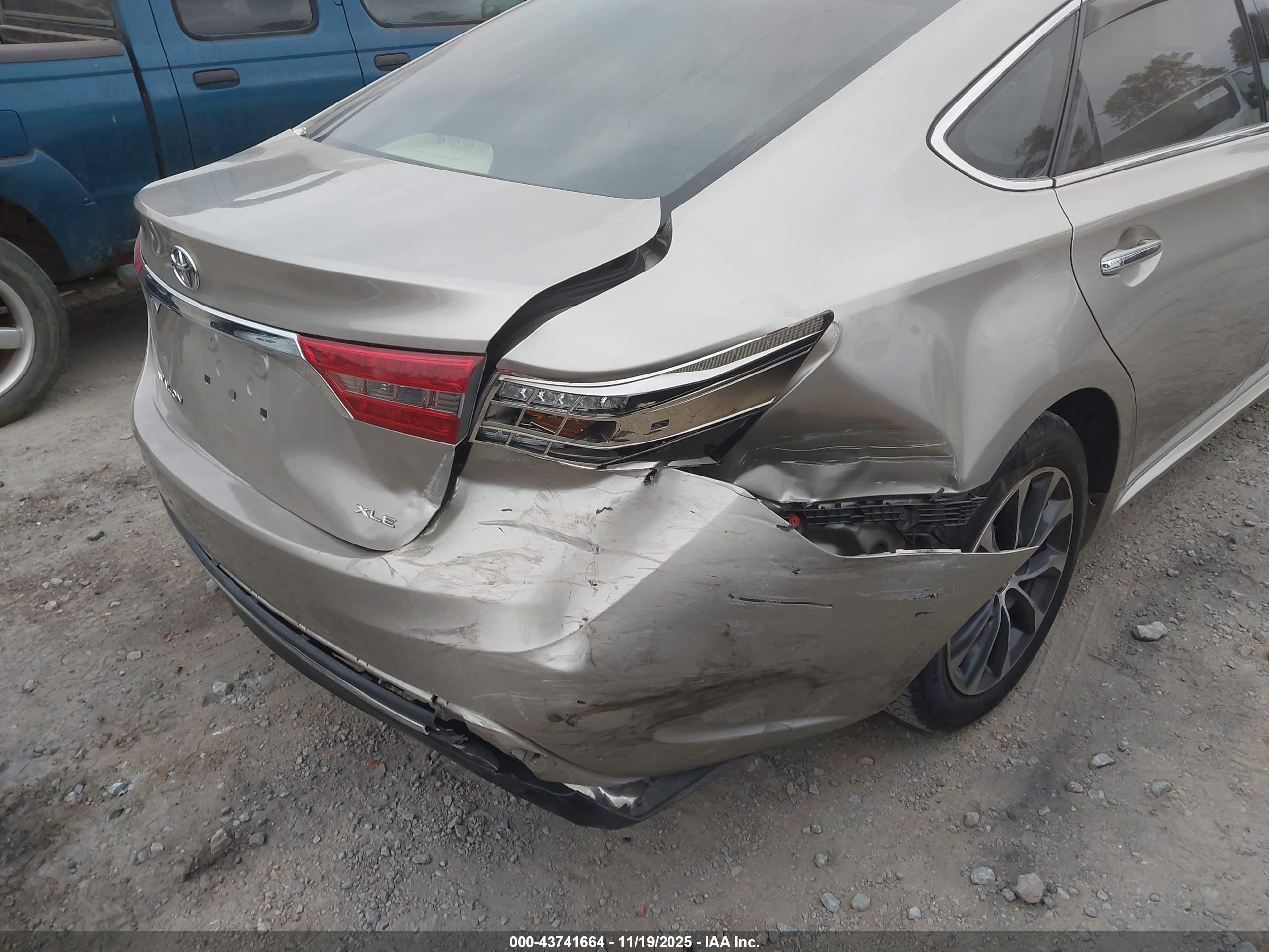 TOYOTA AVALON image 6
