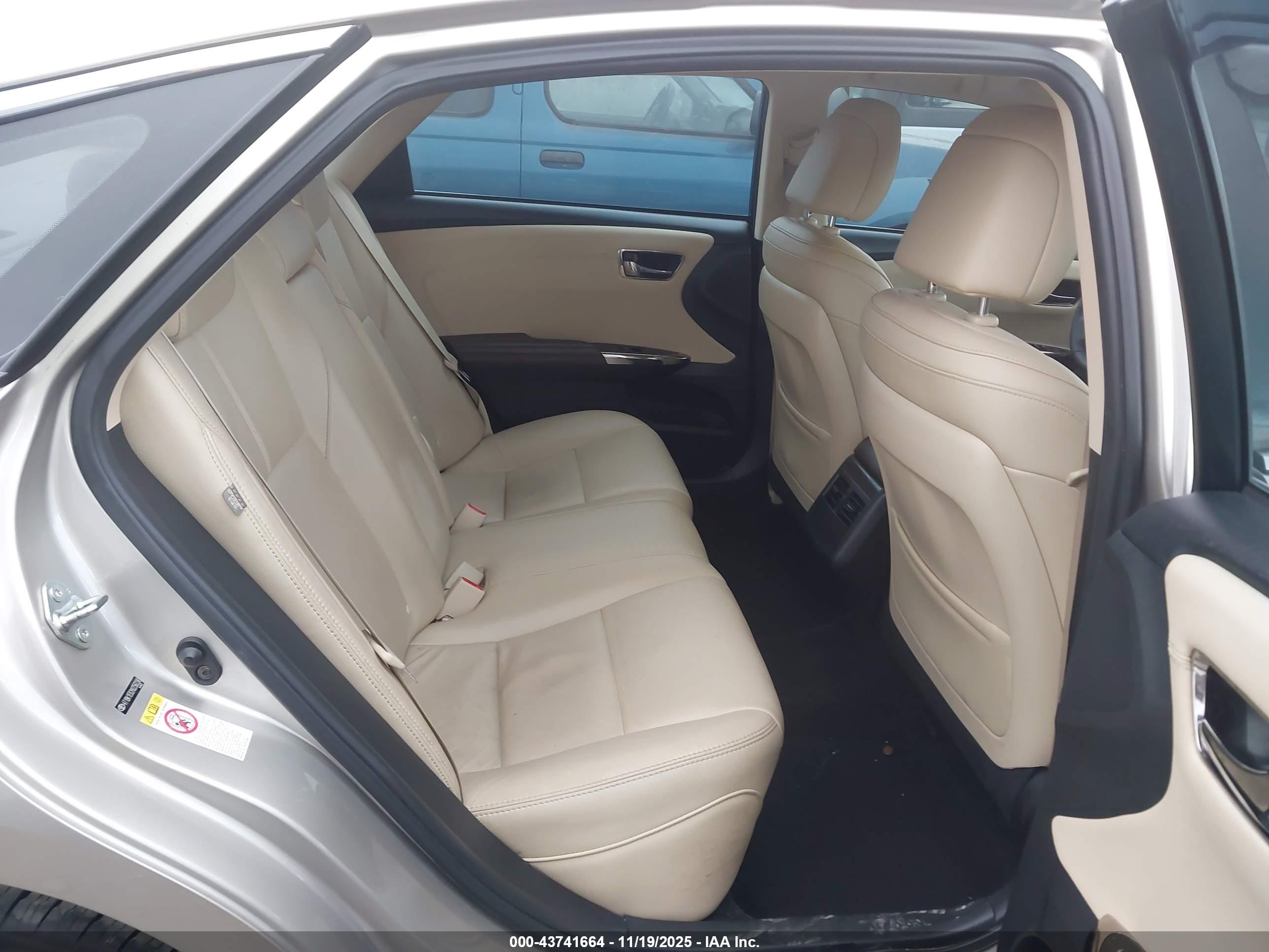 TOYOTA AVALON image 8
