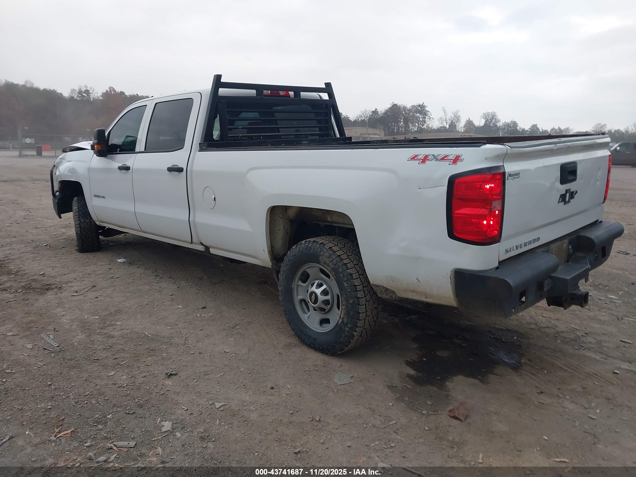 CHEVROLET SILVERADO image 3