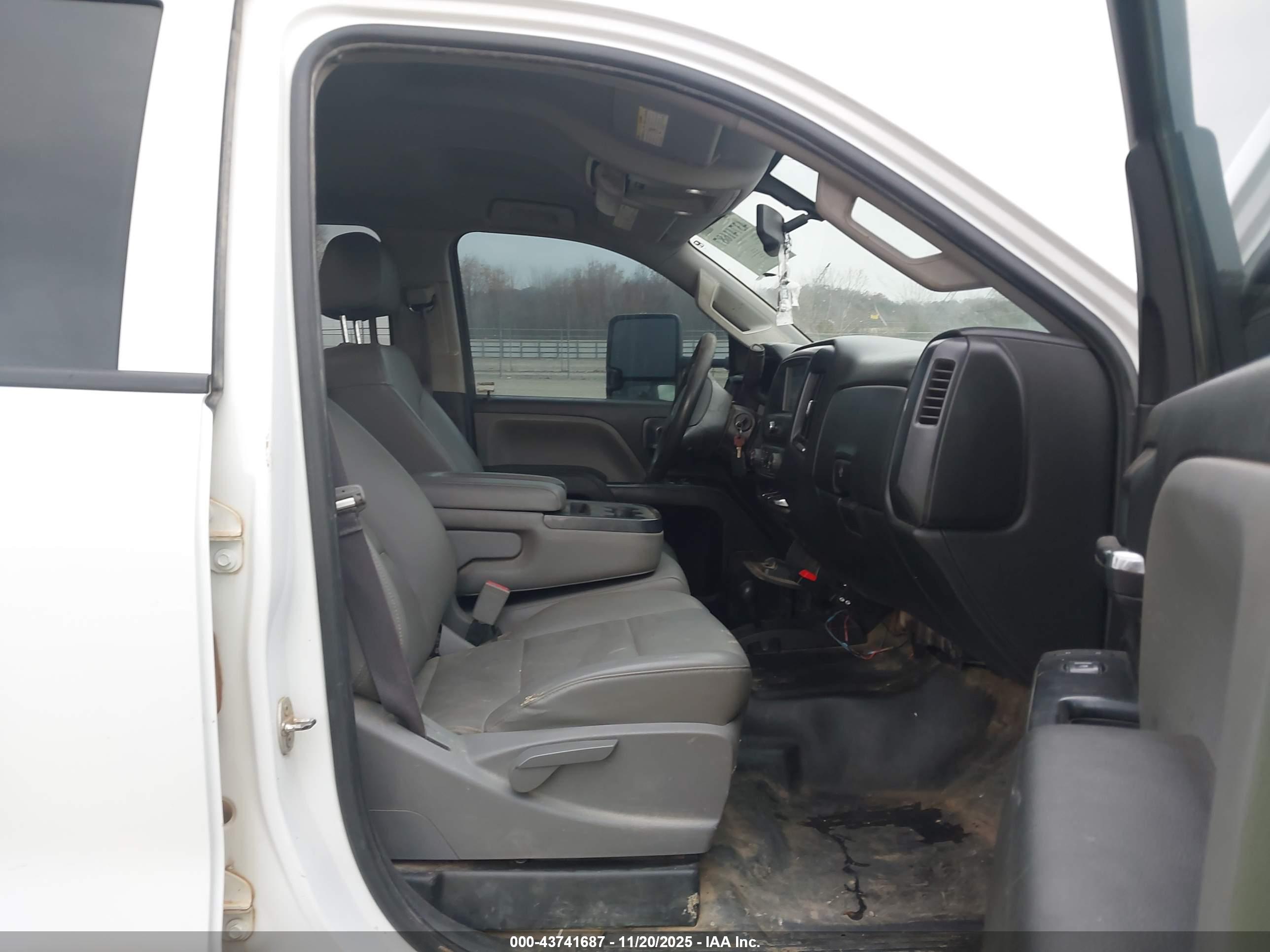 CHEVROLET SILVERADO image 5