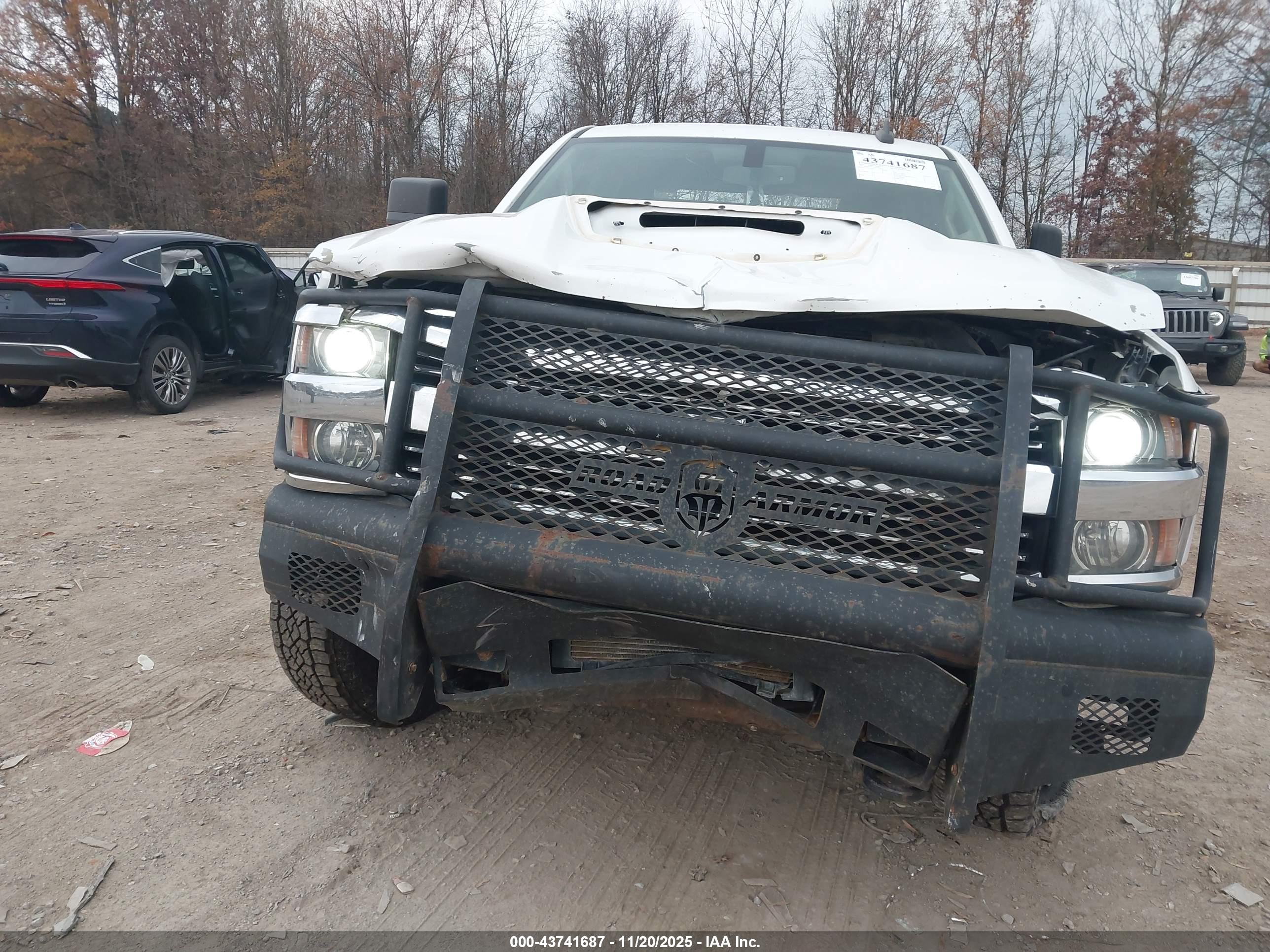 CHEVROLET SILVERADO image 6