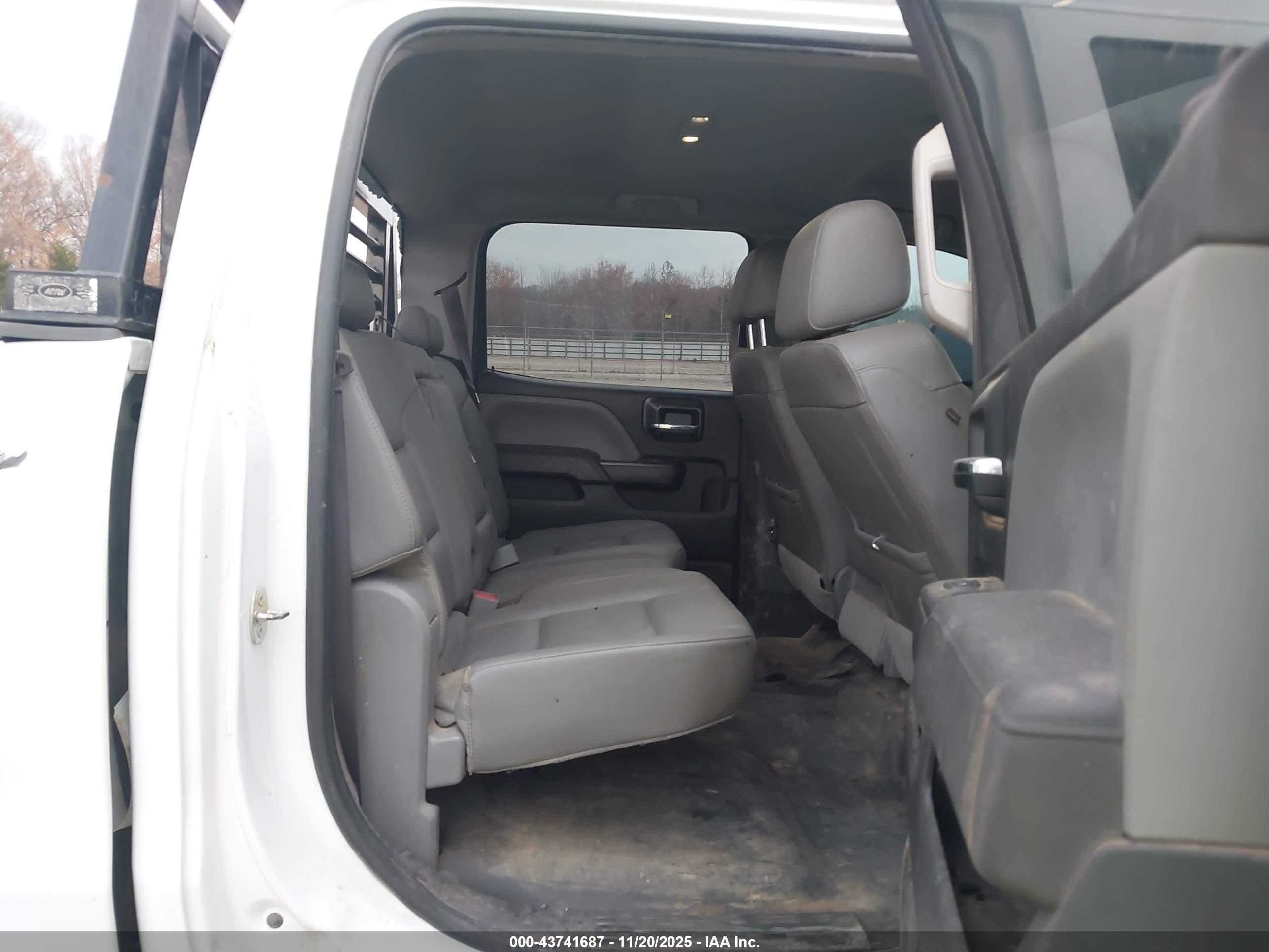 CHEVROLET SILVERADO image 8