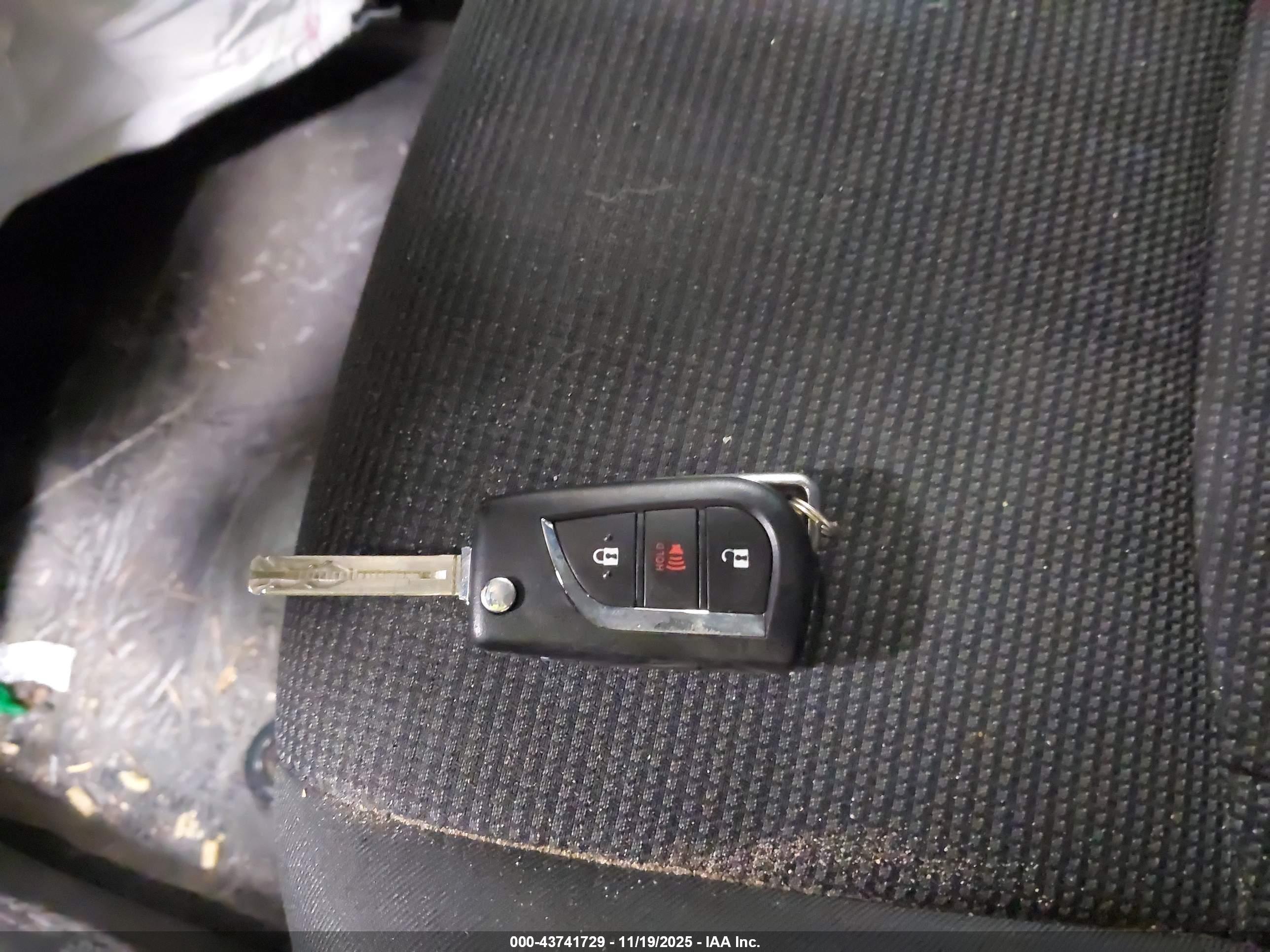 TOYOTA RAV4 image 11
