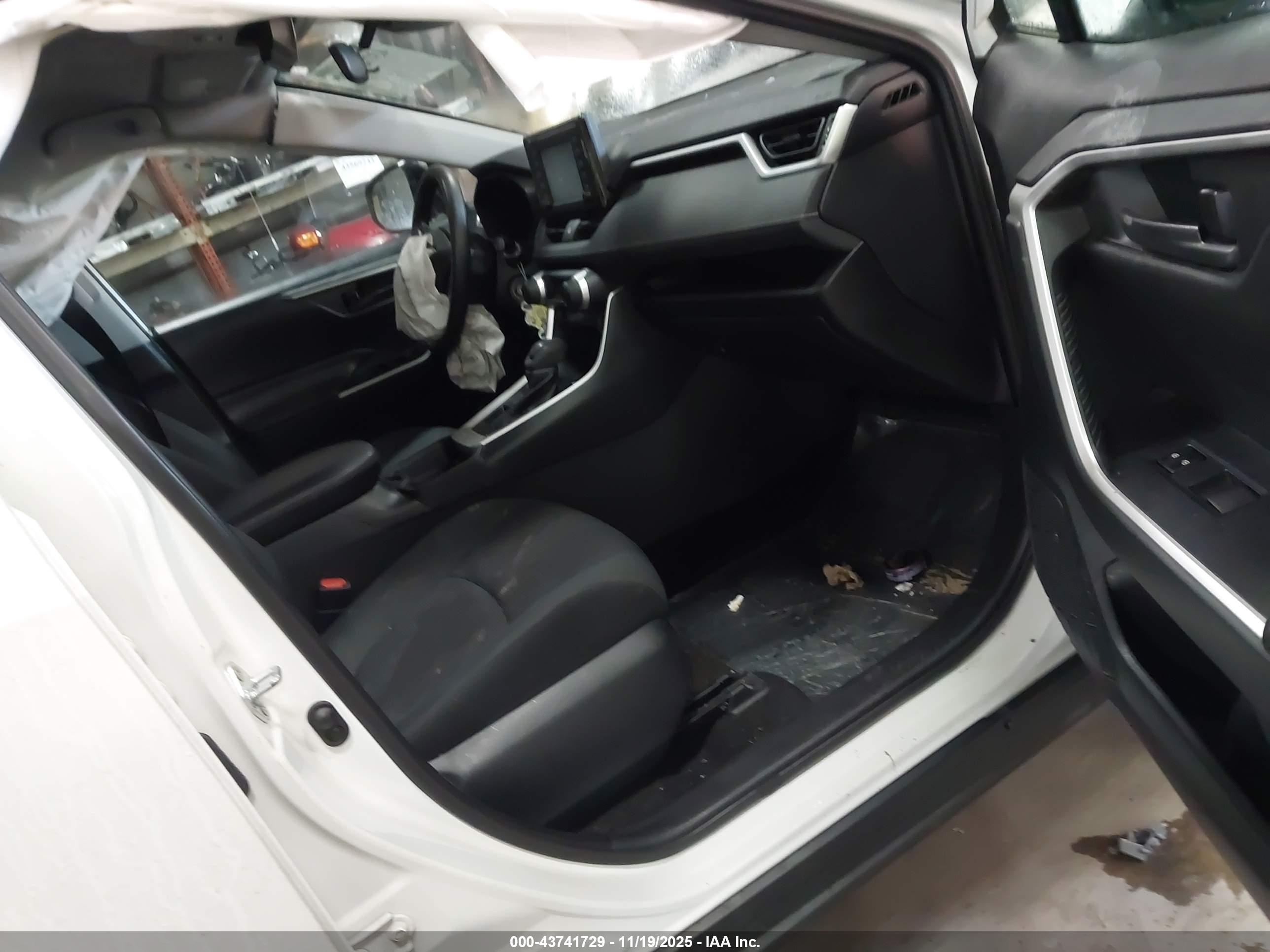 TOYOTA RAV4 image 5