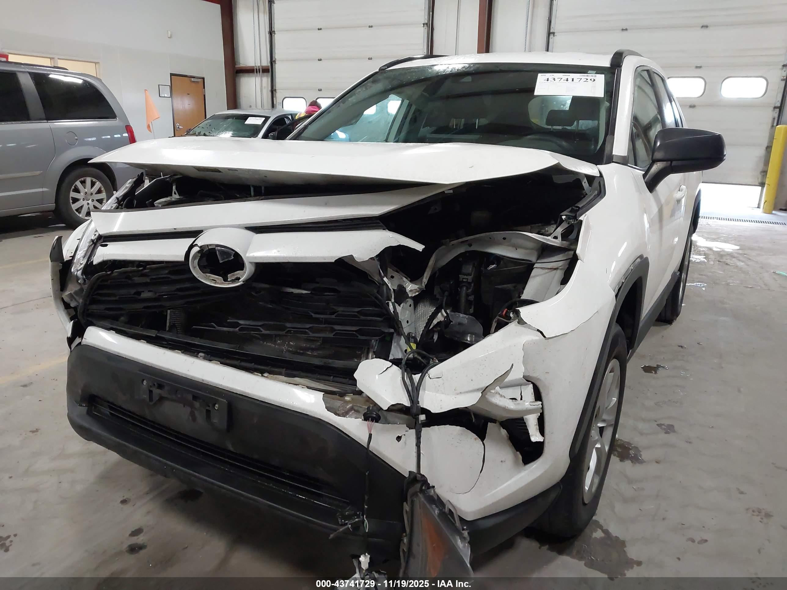 TOYOTA RAV4 image 6