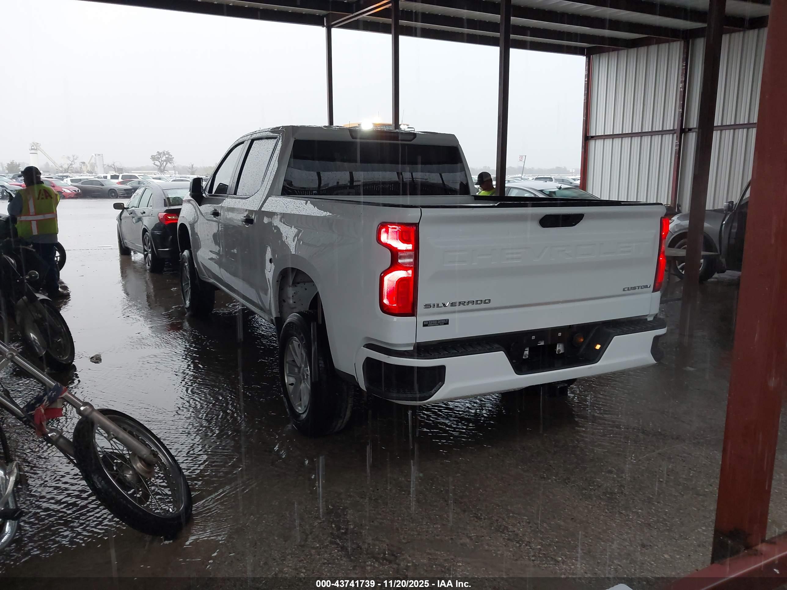 CHEVROLET SILVERADO image 3