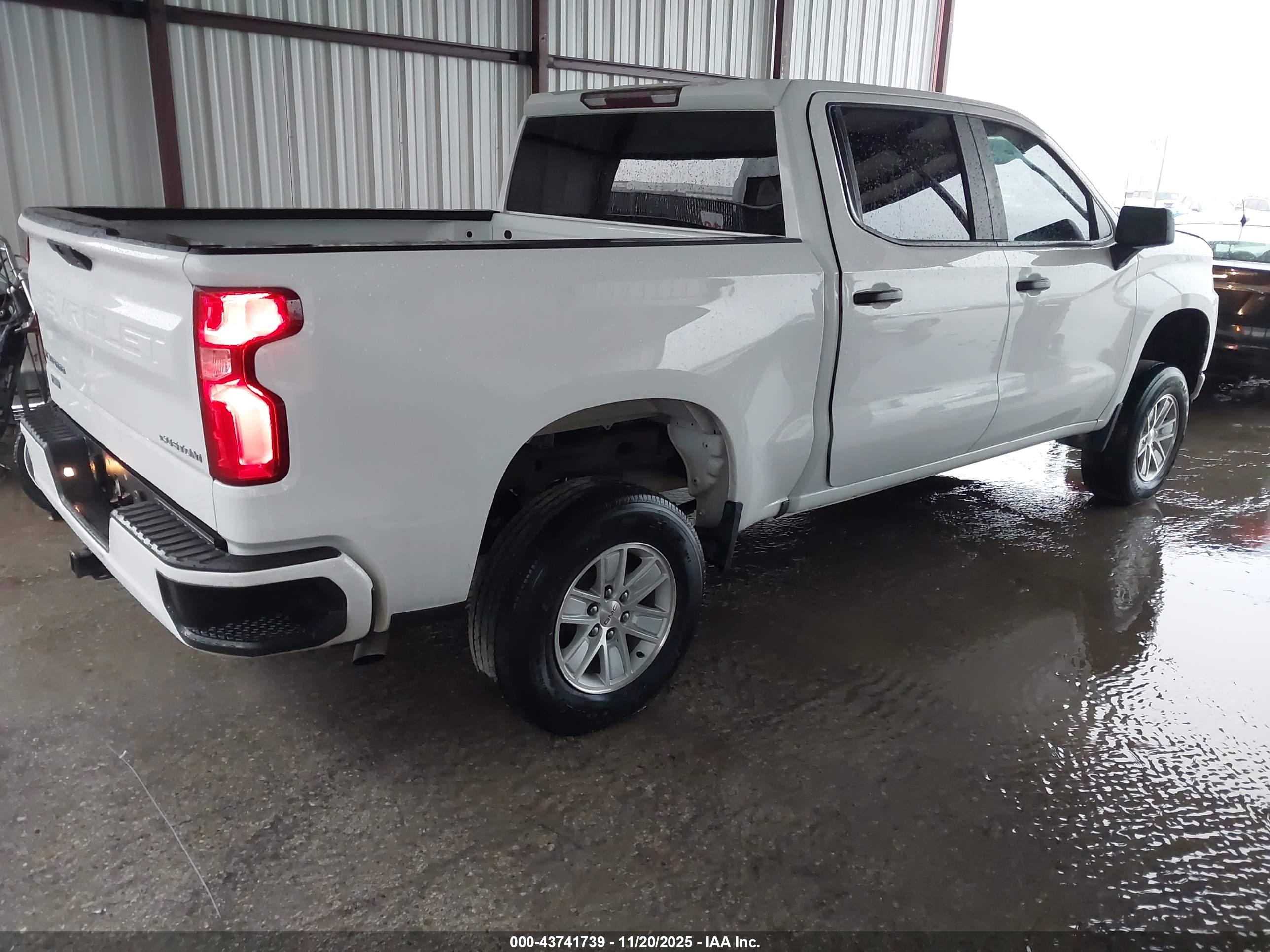 CHEVROLET SILVERADO image 4