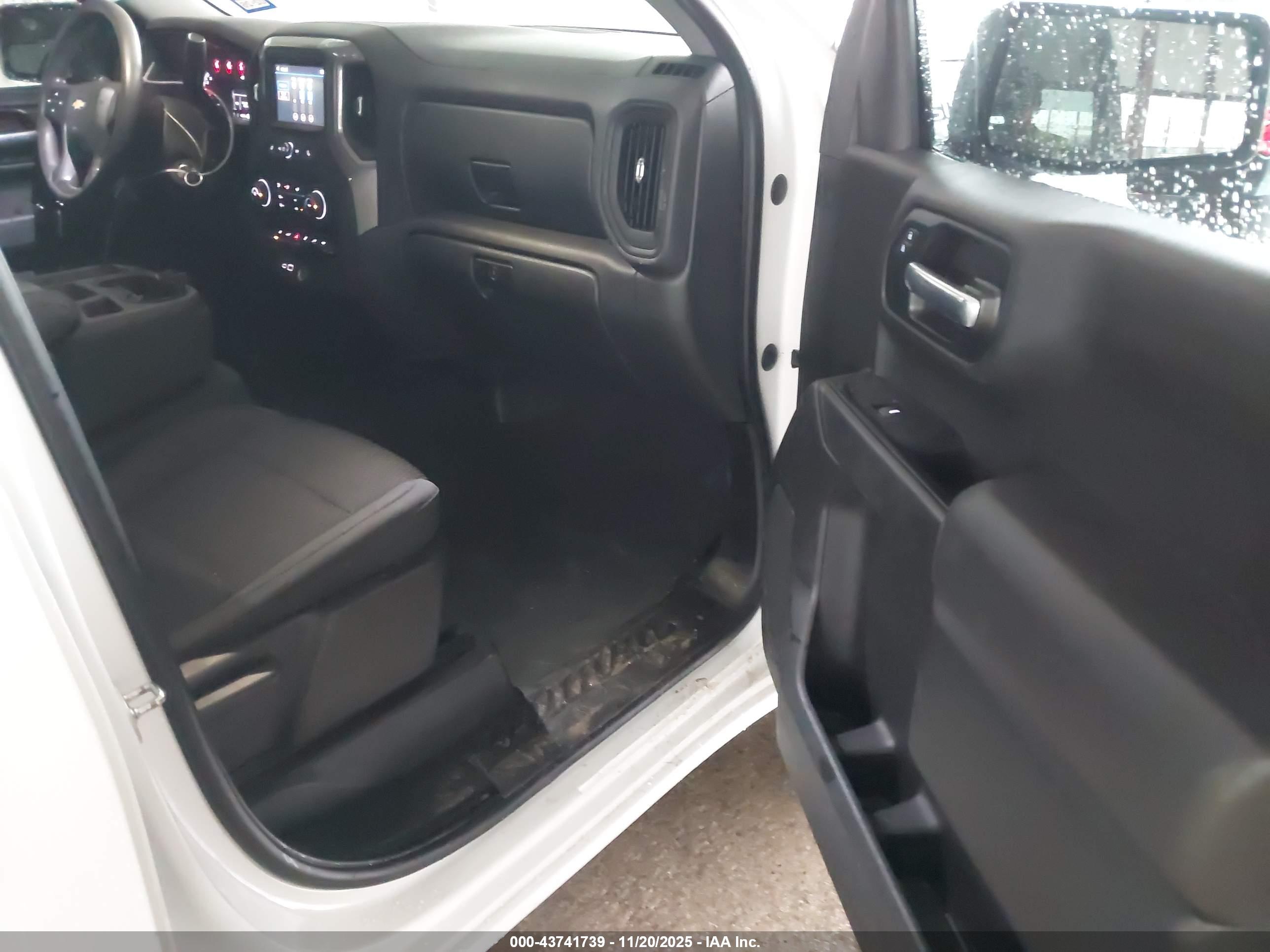CHEVROLET SILVERADO image 5