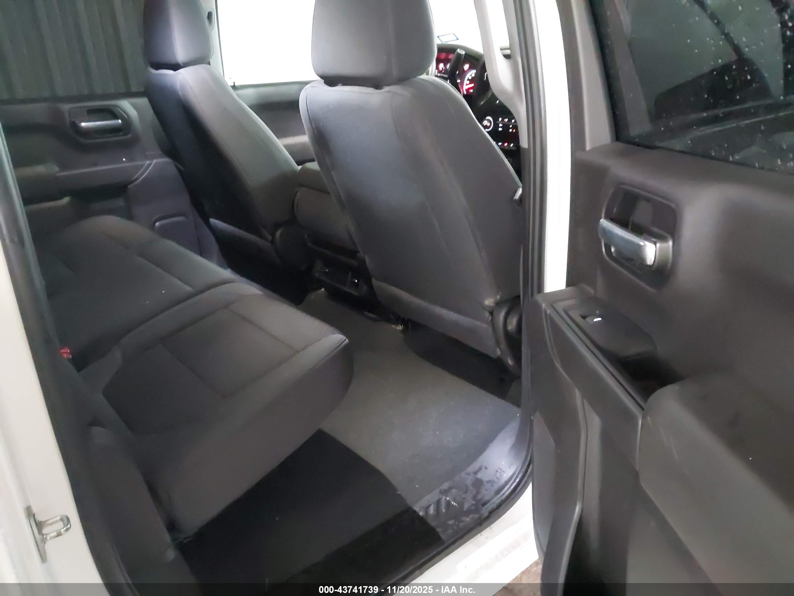 CHEVROLET SILVERADO image 8