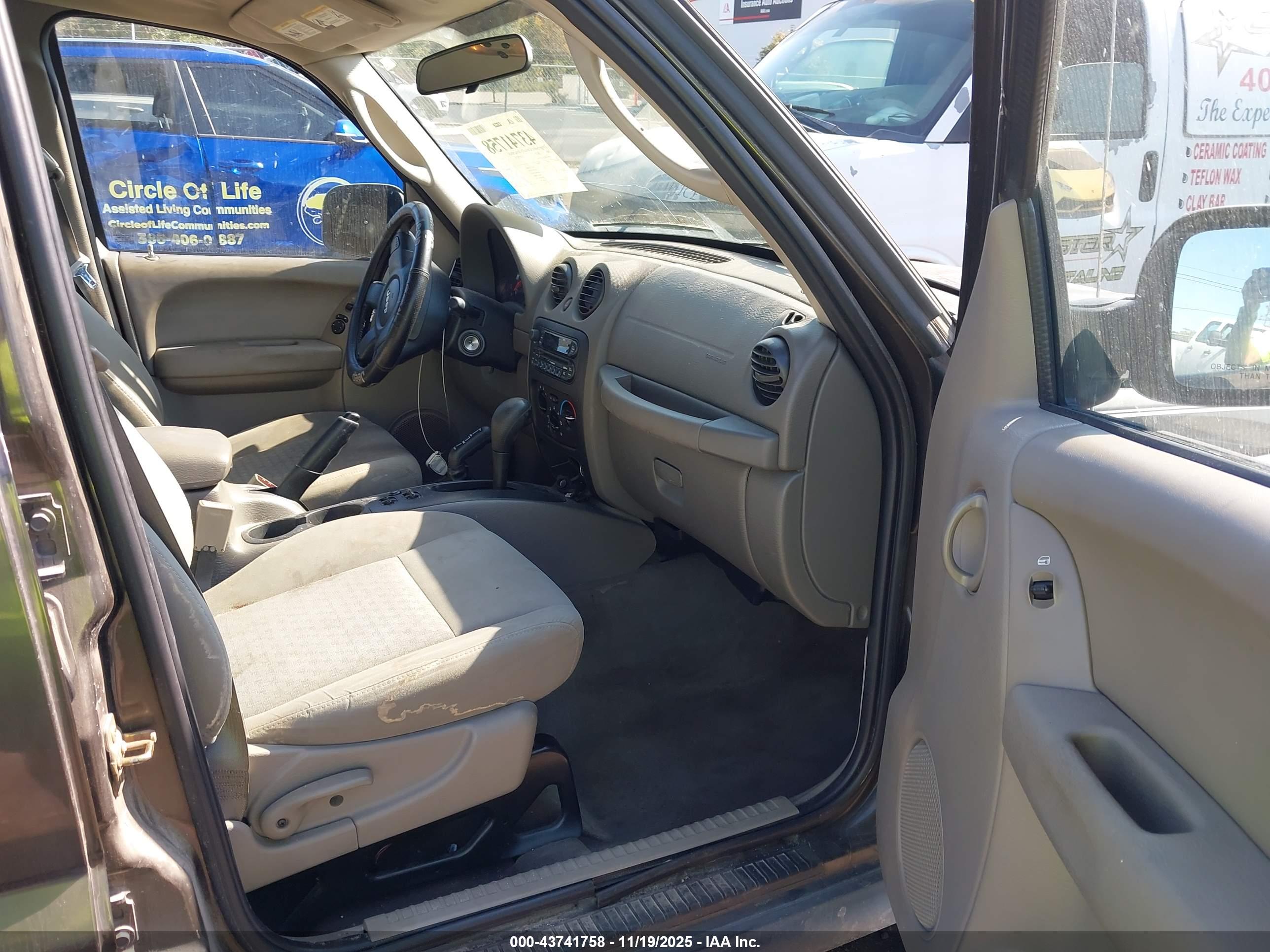 JEEP LIBERTY image 5