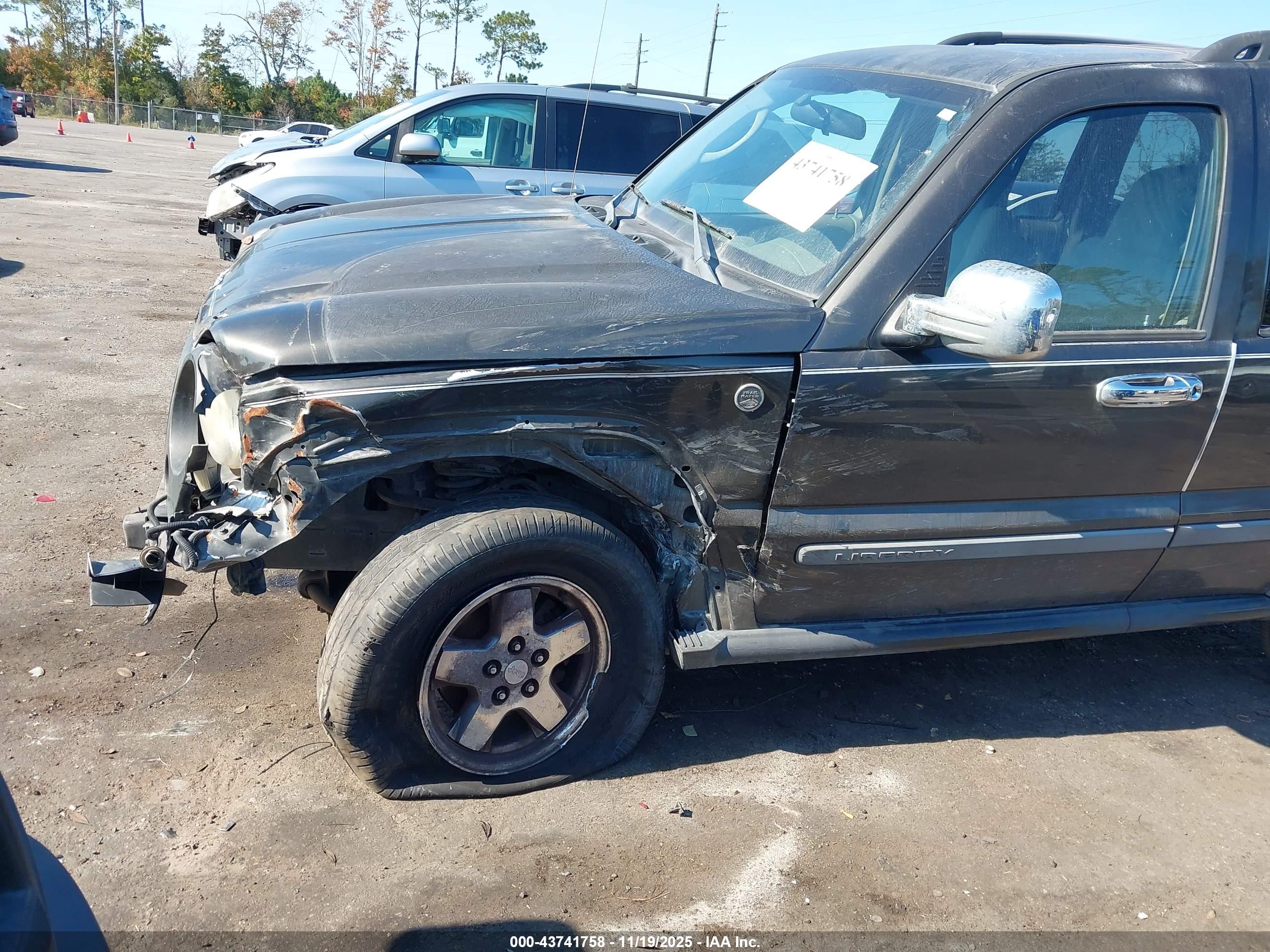 JEEP LIBERTY image 6