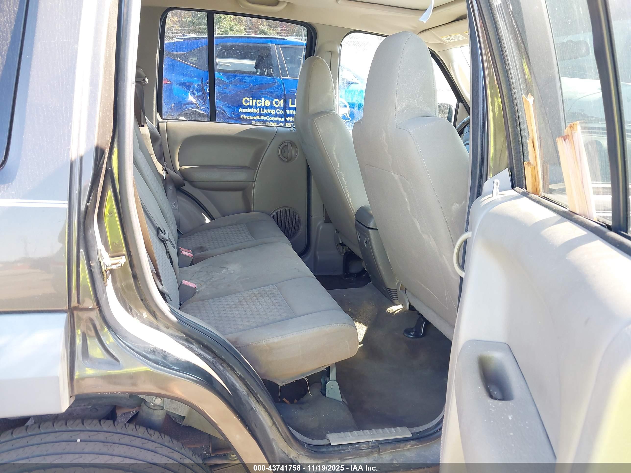 JEEP LIBERTY image 8