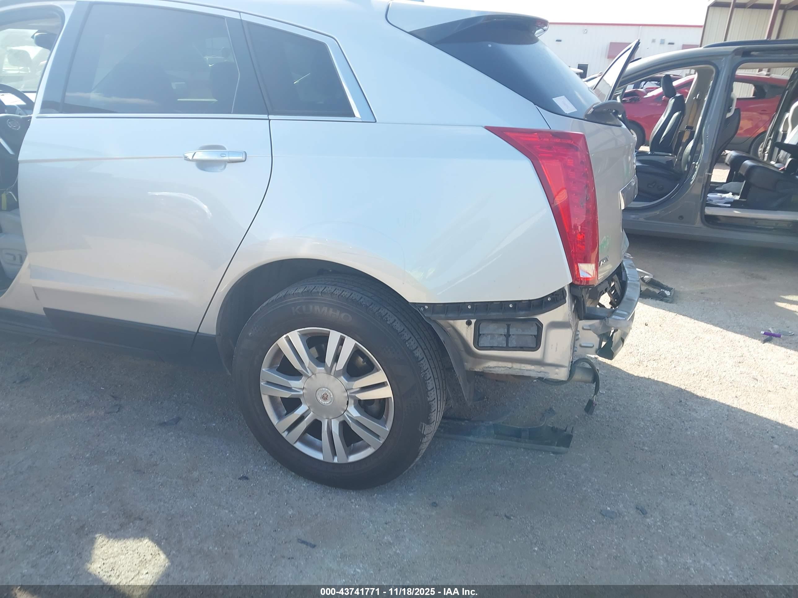 CADILLAC SRX image 6