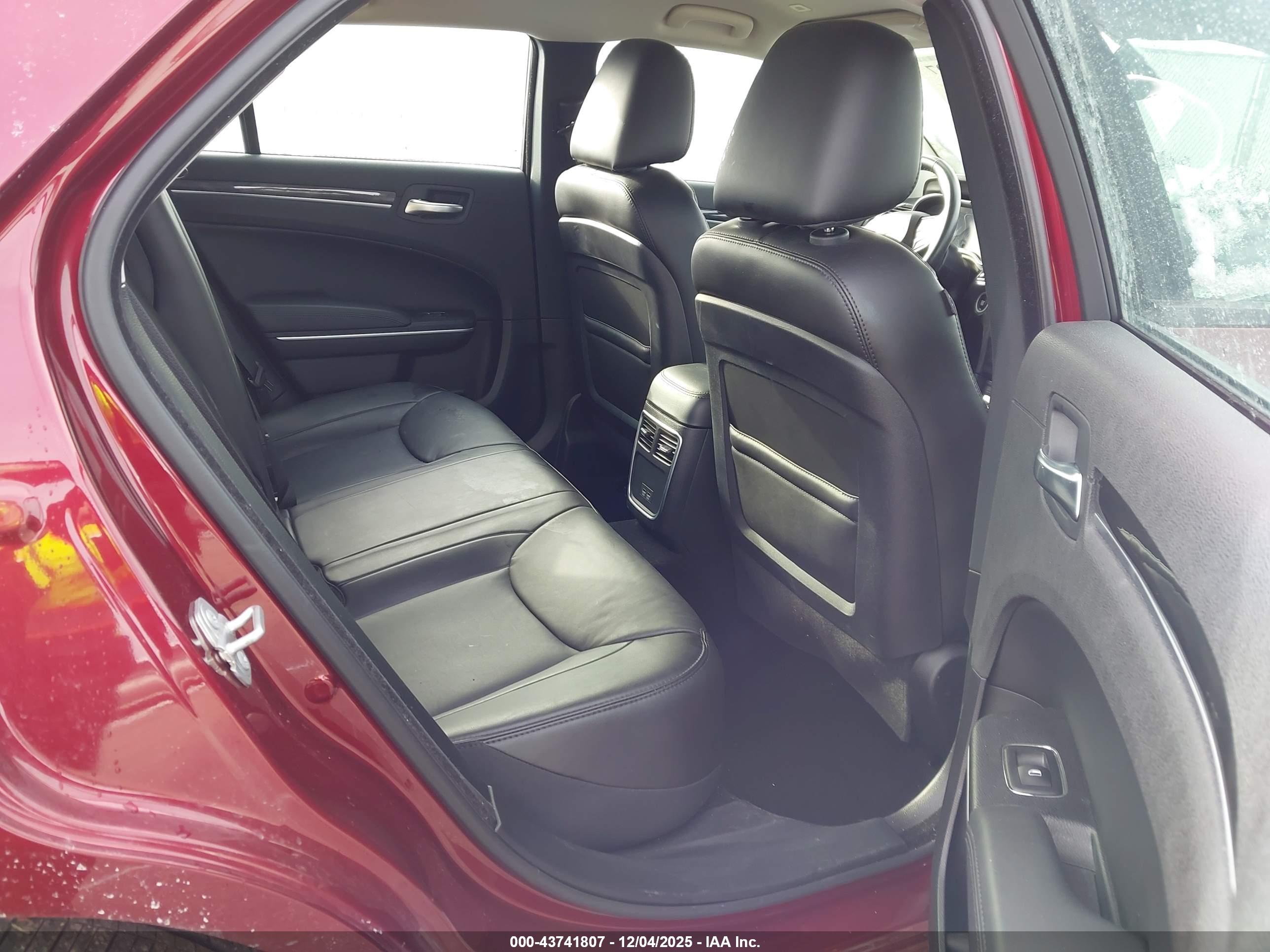 CHRYSLER 300 image 8