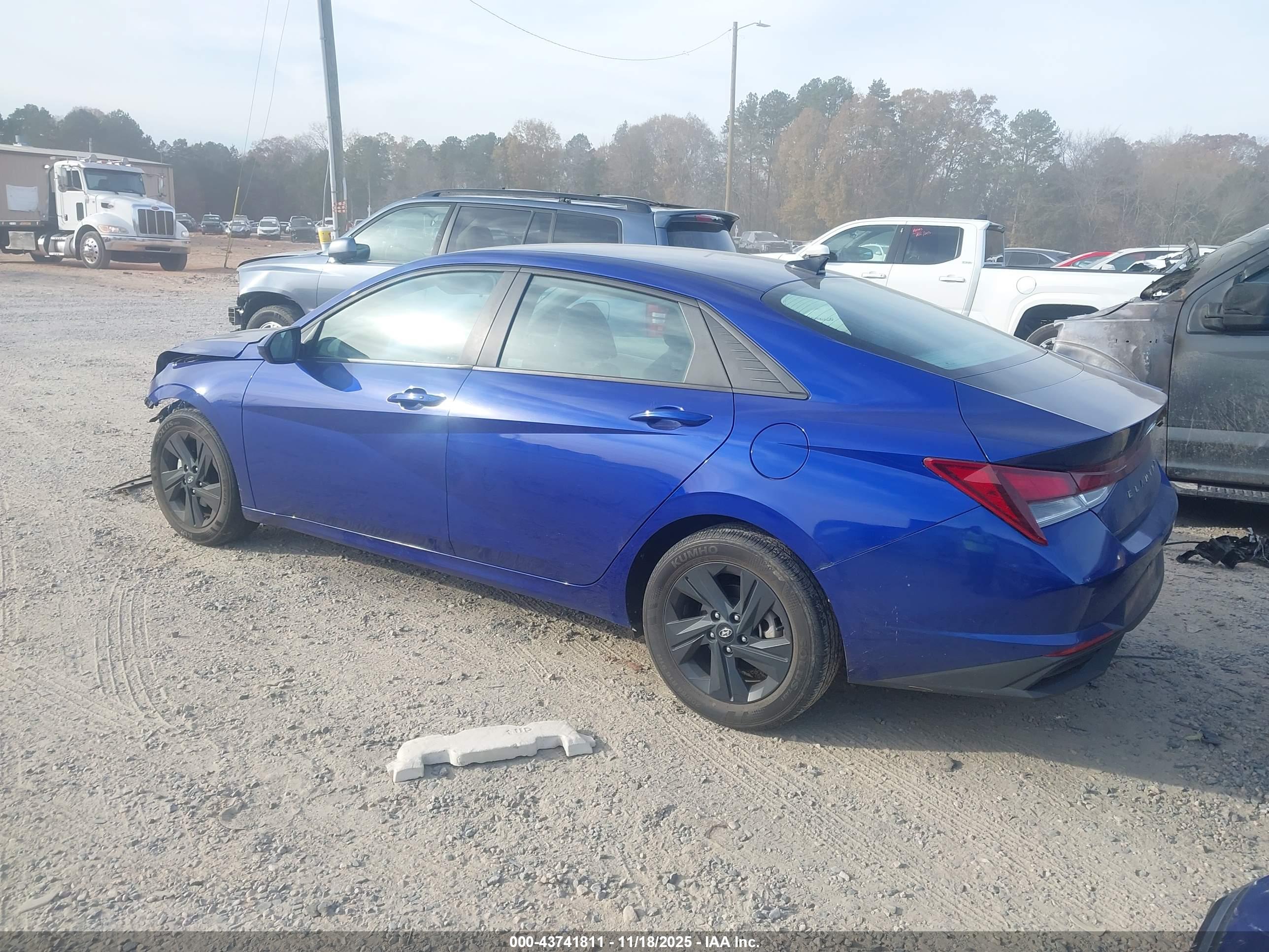 HYUNDAI ELANTRA image 3