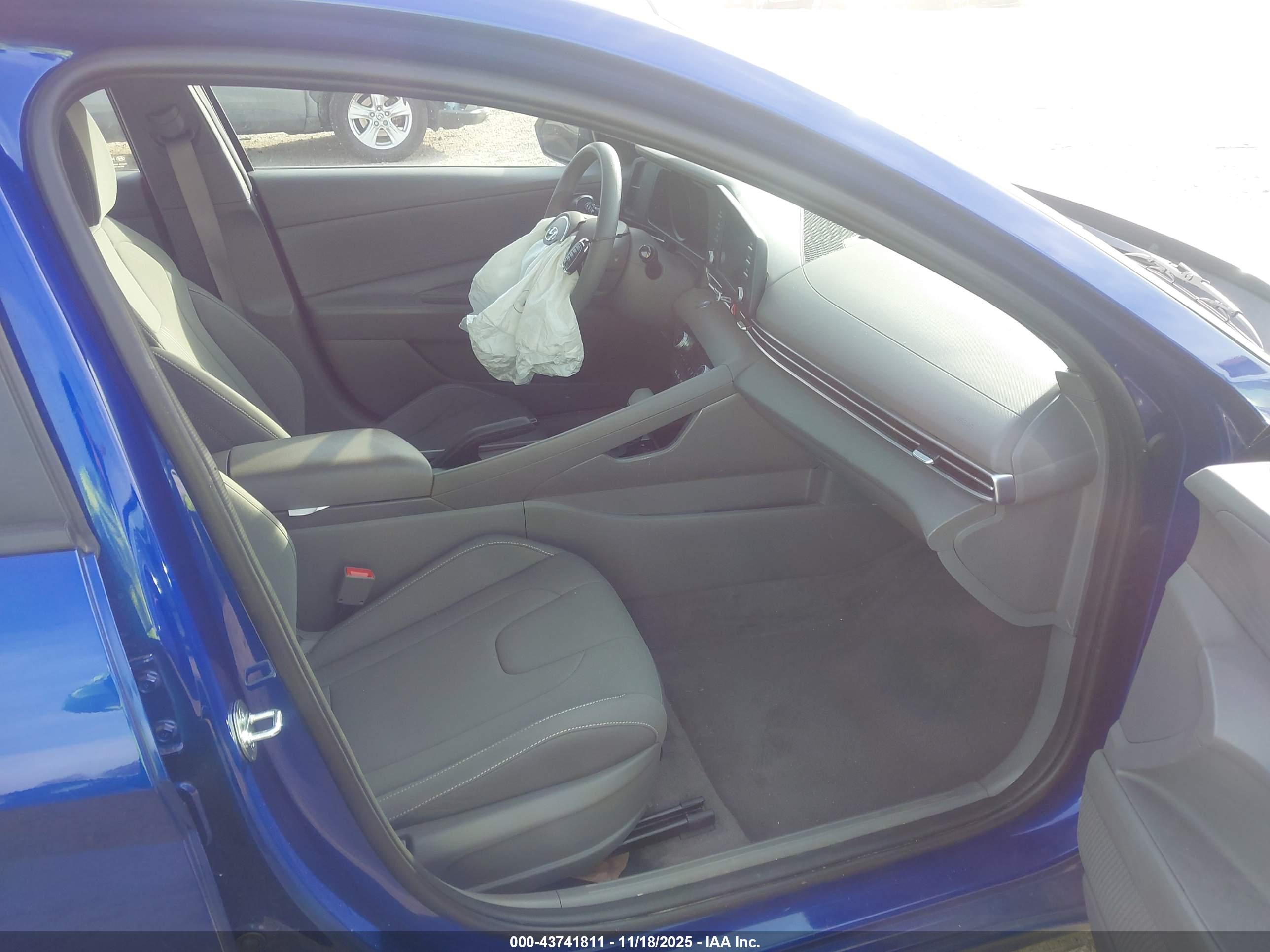 HYUNDAI ELANTRA image 5