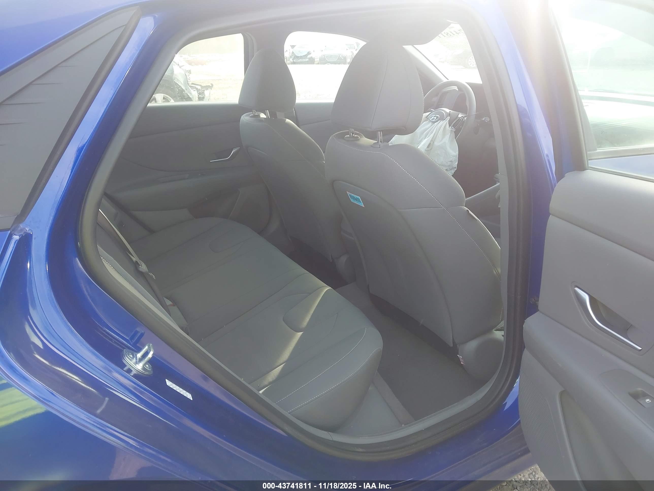 HYUNDAI ELANTRA image 8
