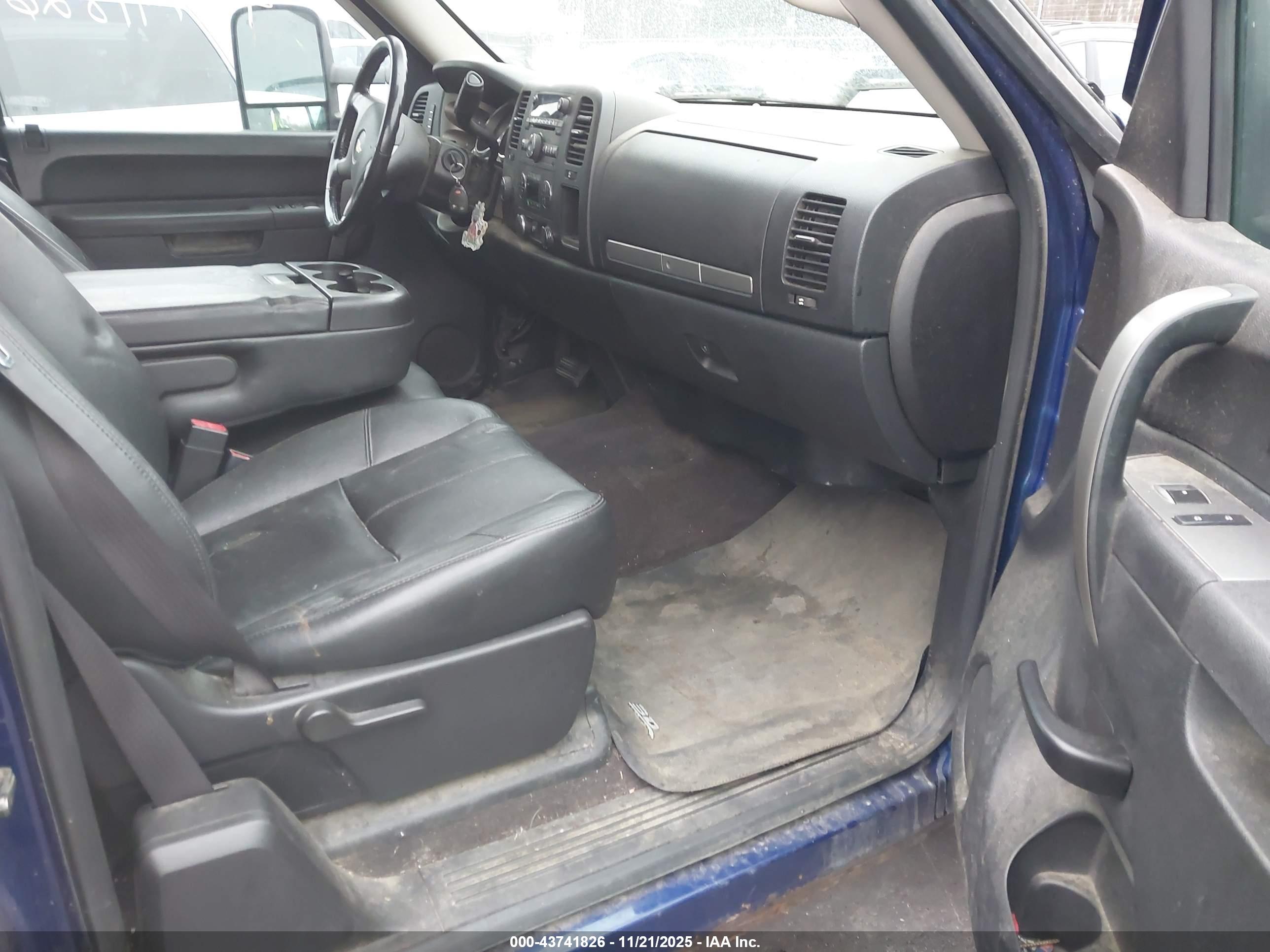 CHEVROLET SILVERADO image 5