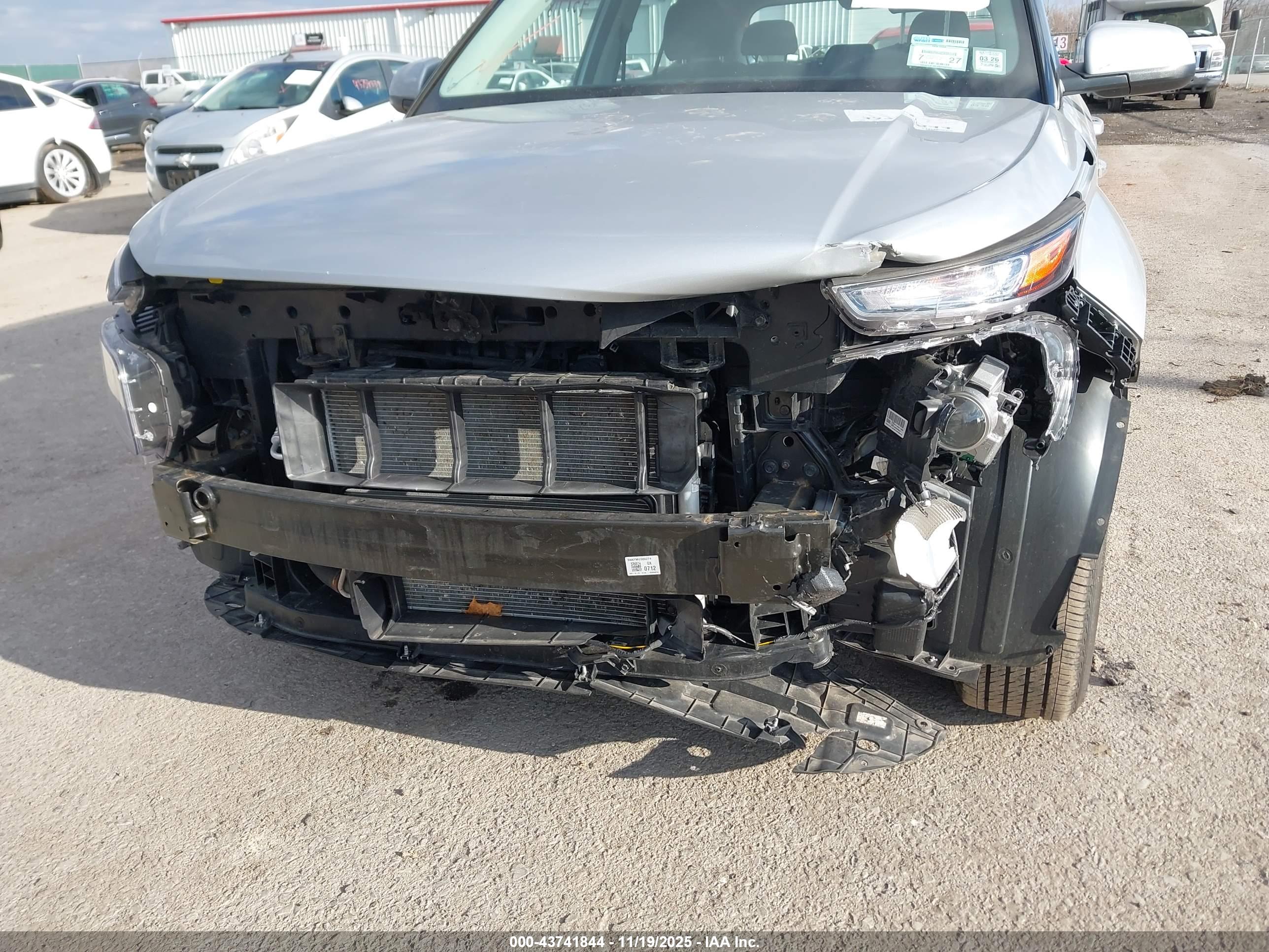 HYUNDAI VENUE image 6