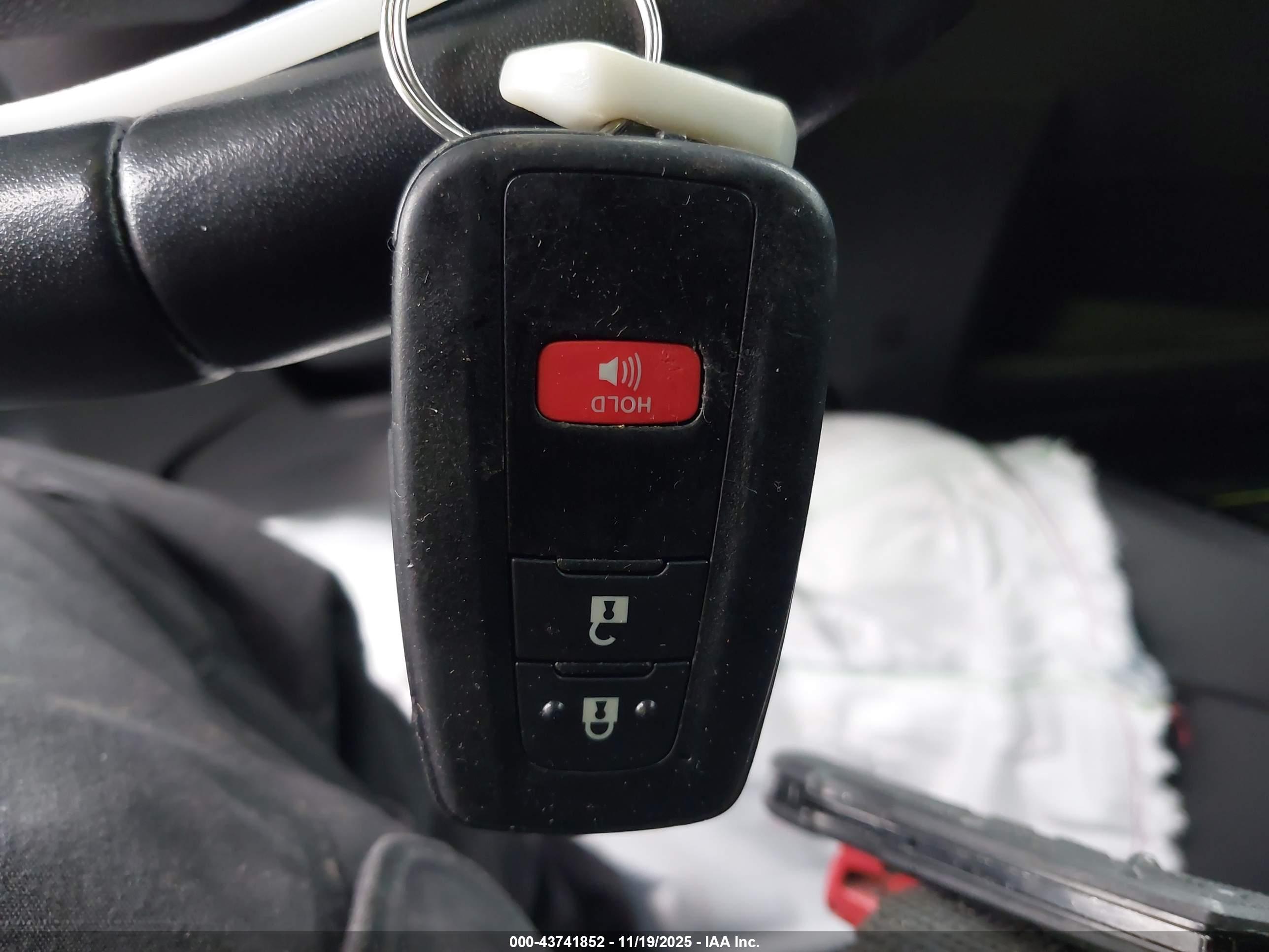TOYOTA C-HR image 11