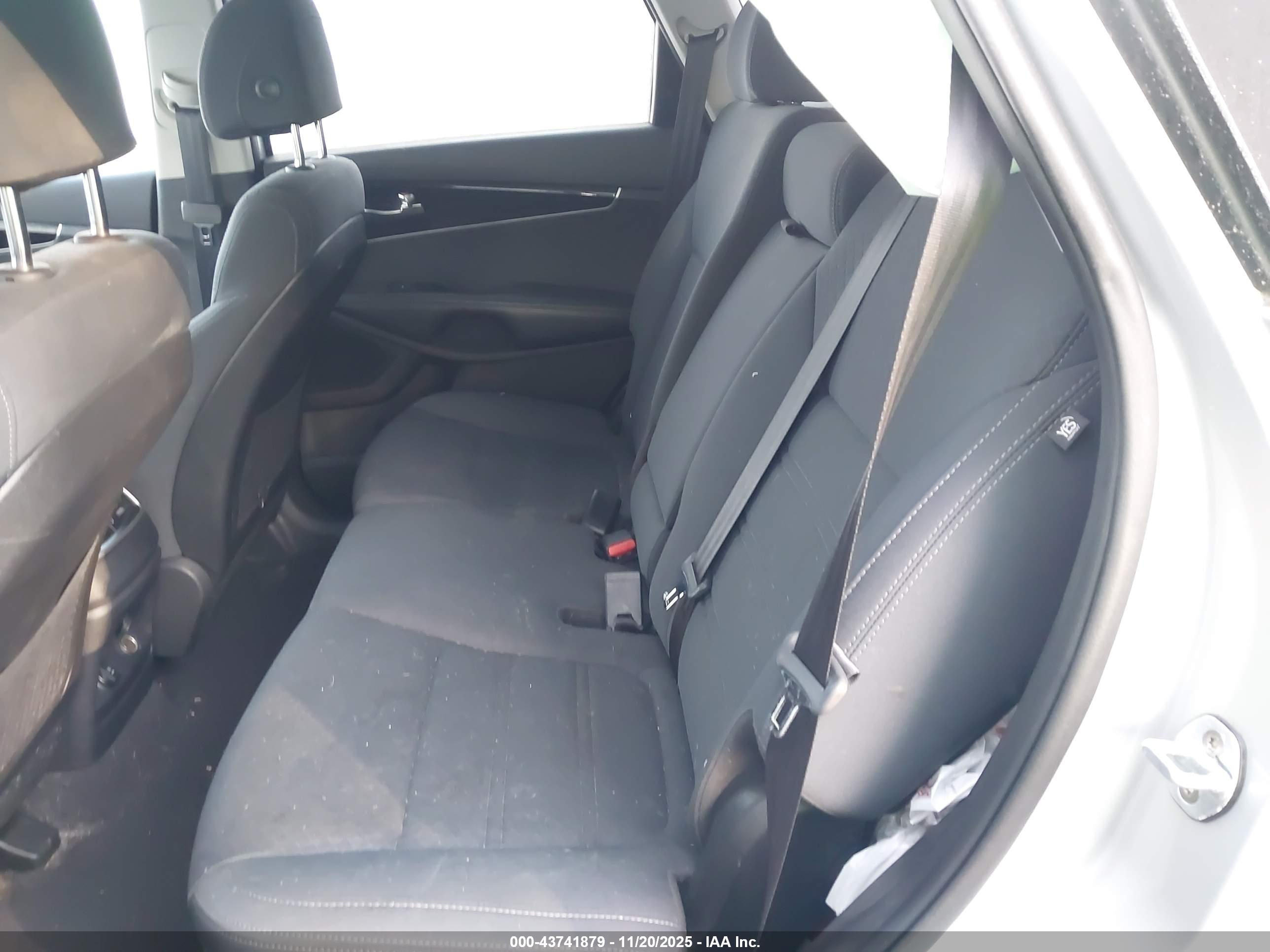KIA SORENTO image 8