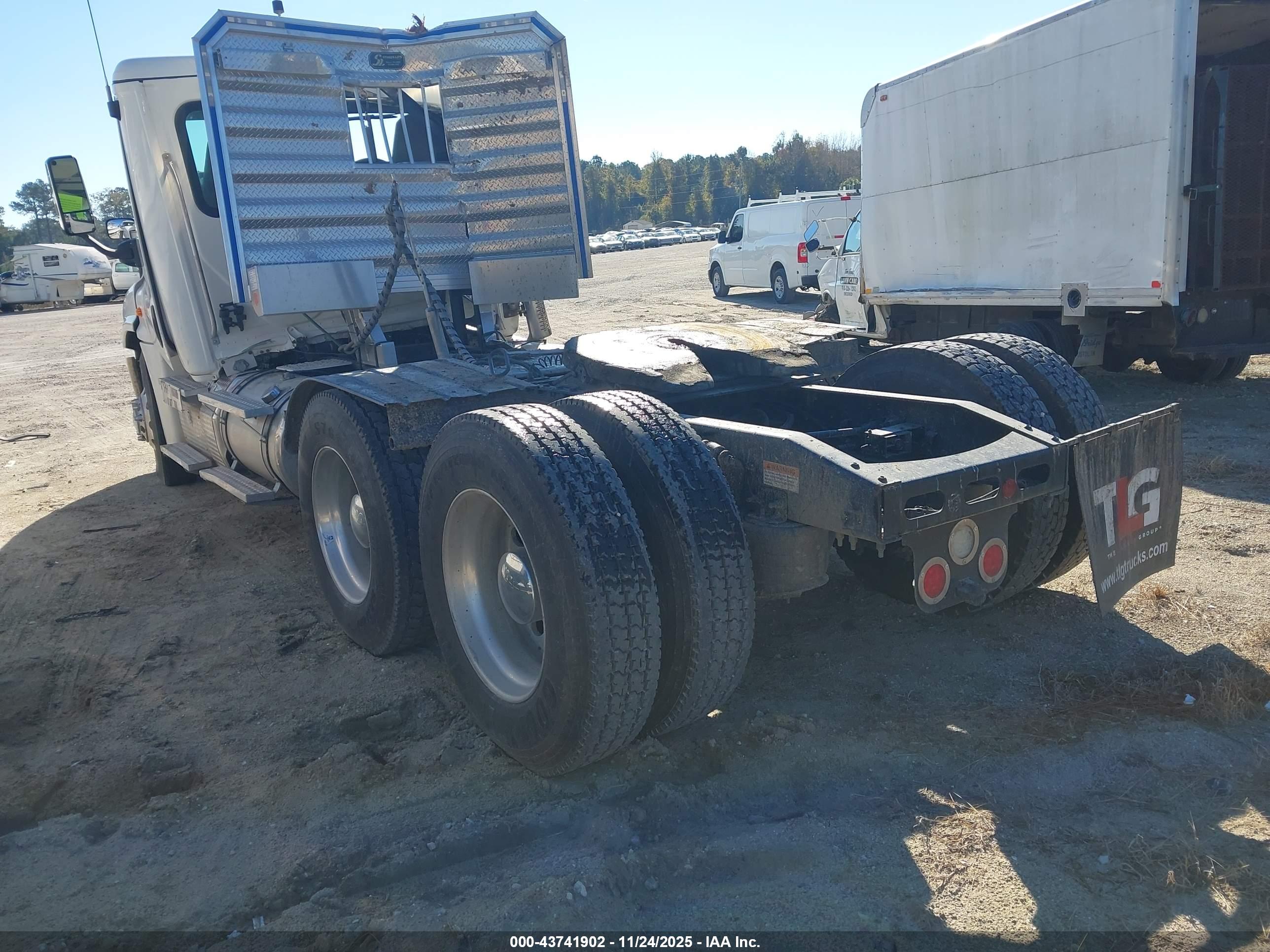 FREIGHTLINER CASCADIA image 3