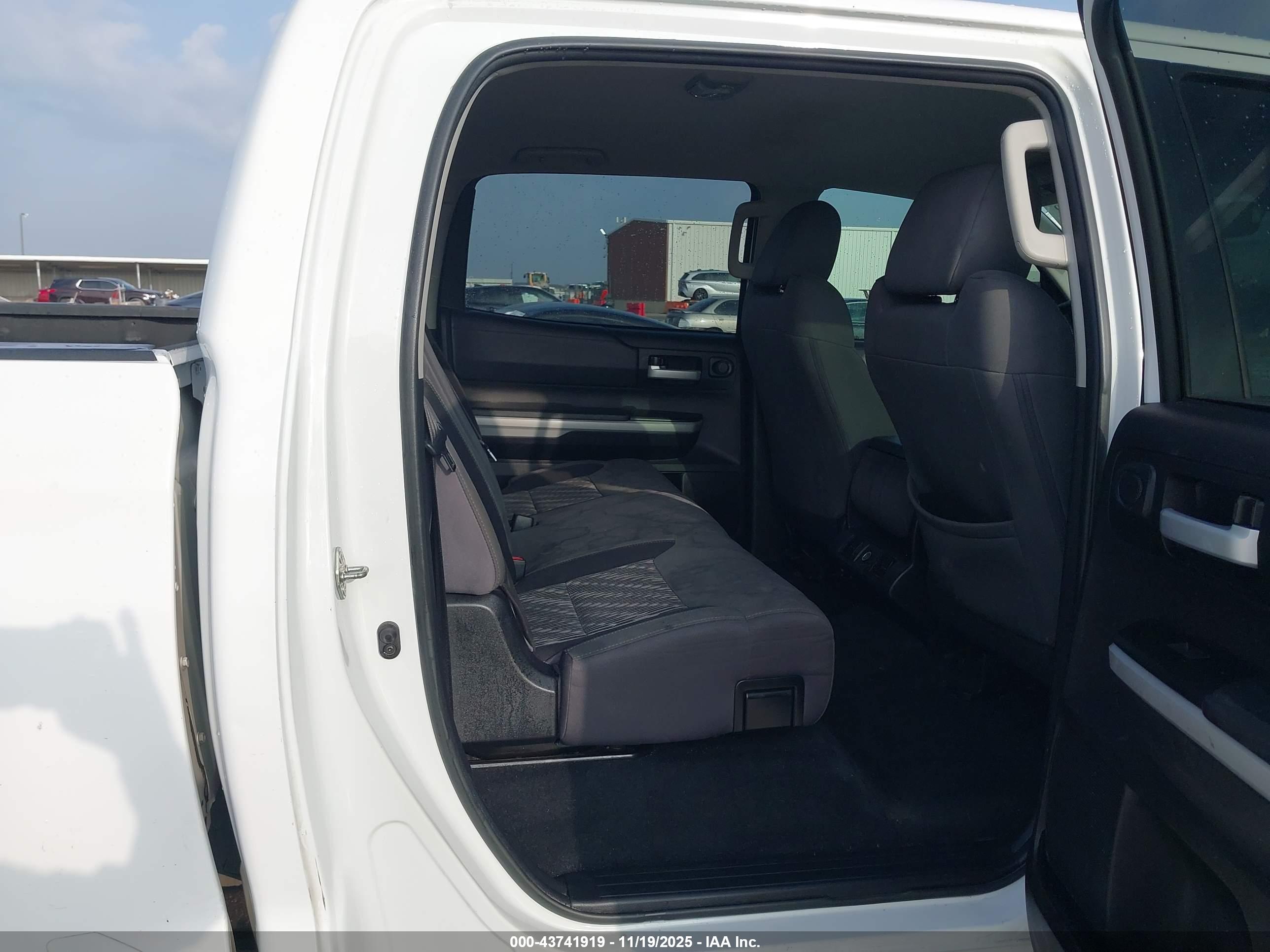 TOYOTA TUNDRA image 8