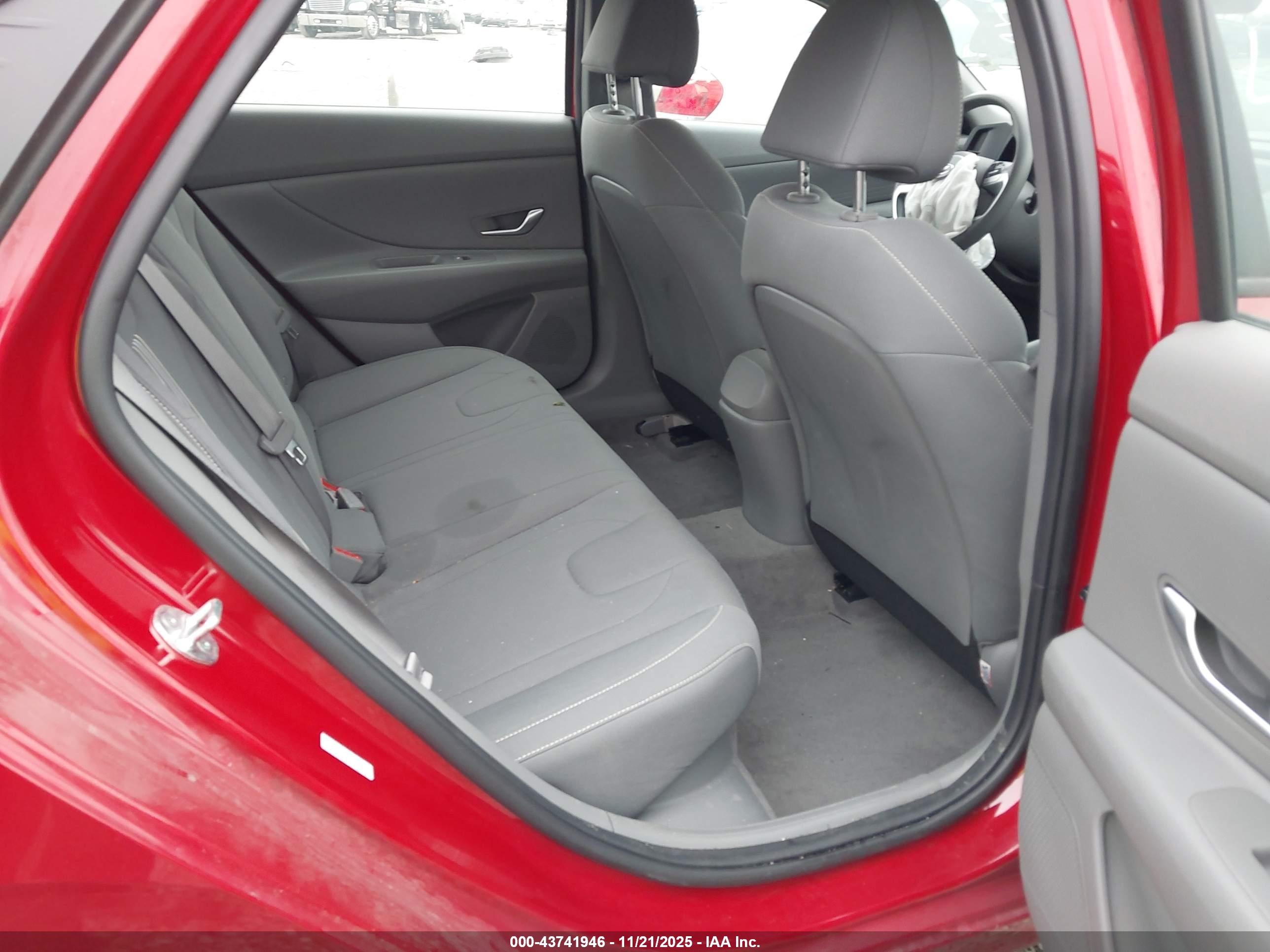 HYUNDAI ELANTRA image 8