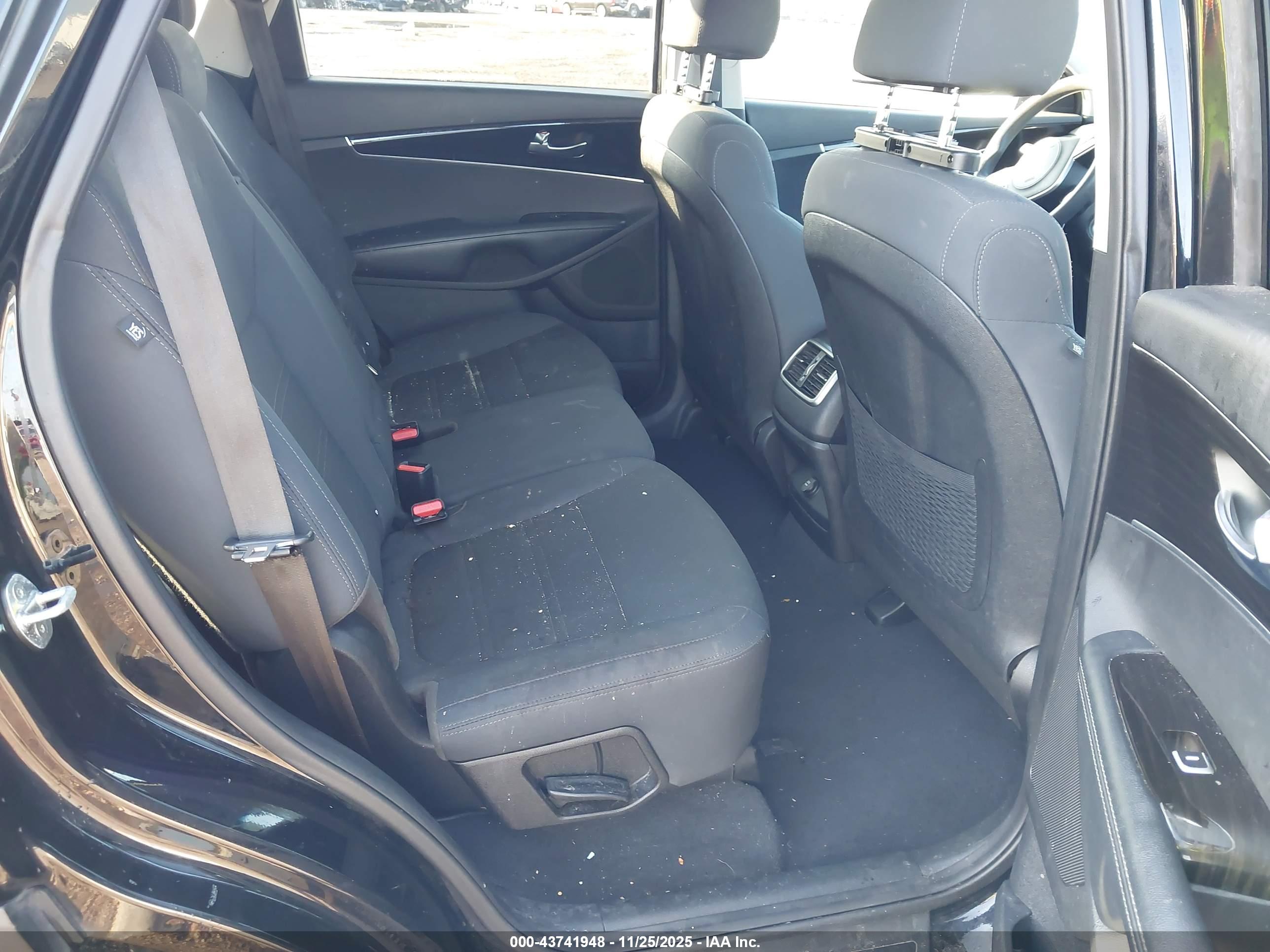 KIA SORENTO image 8