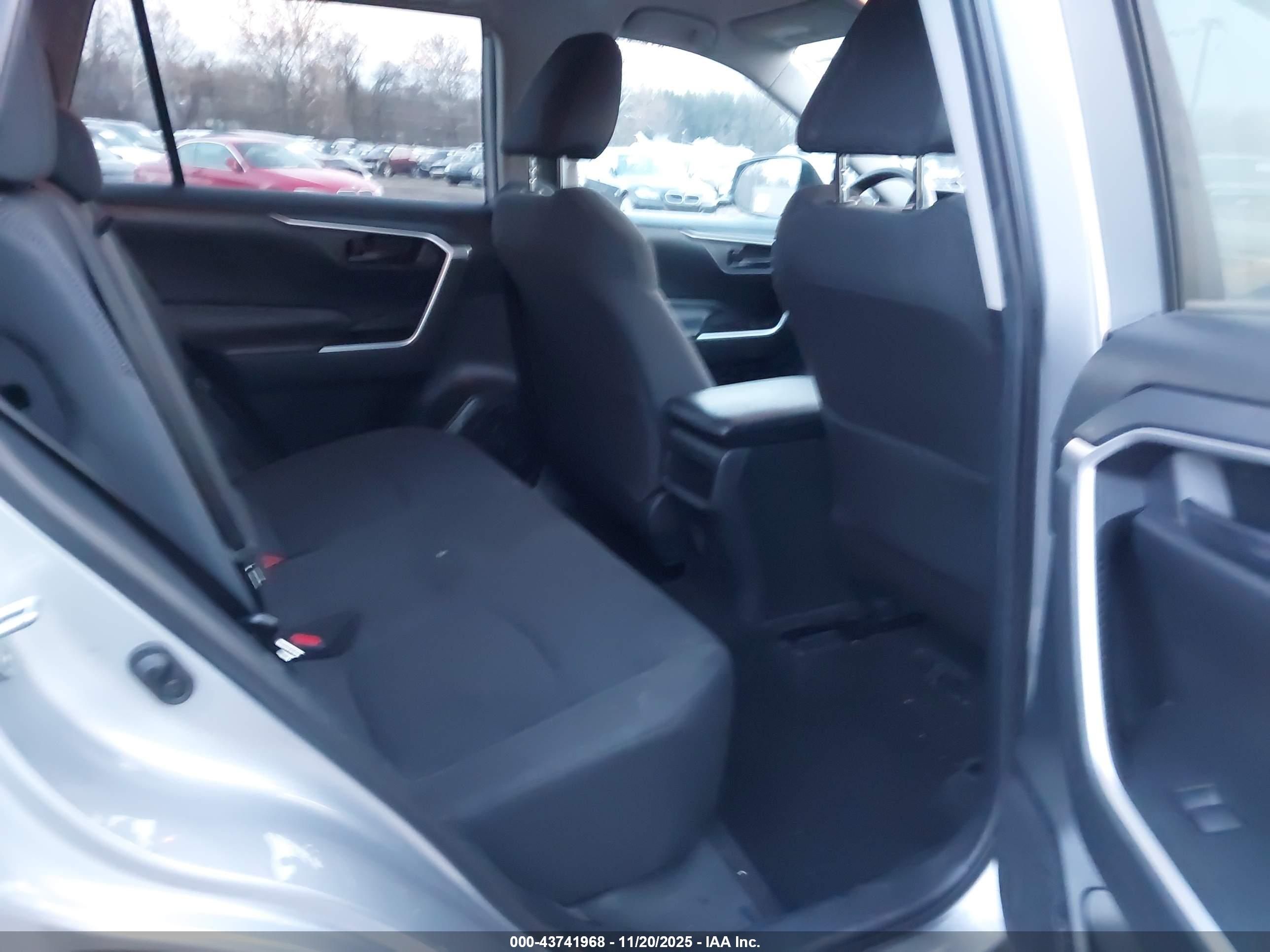 TOYOTA RAV4 image 8