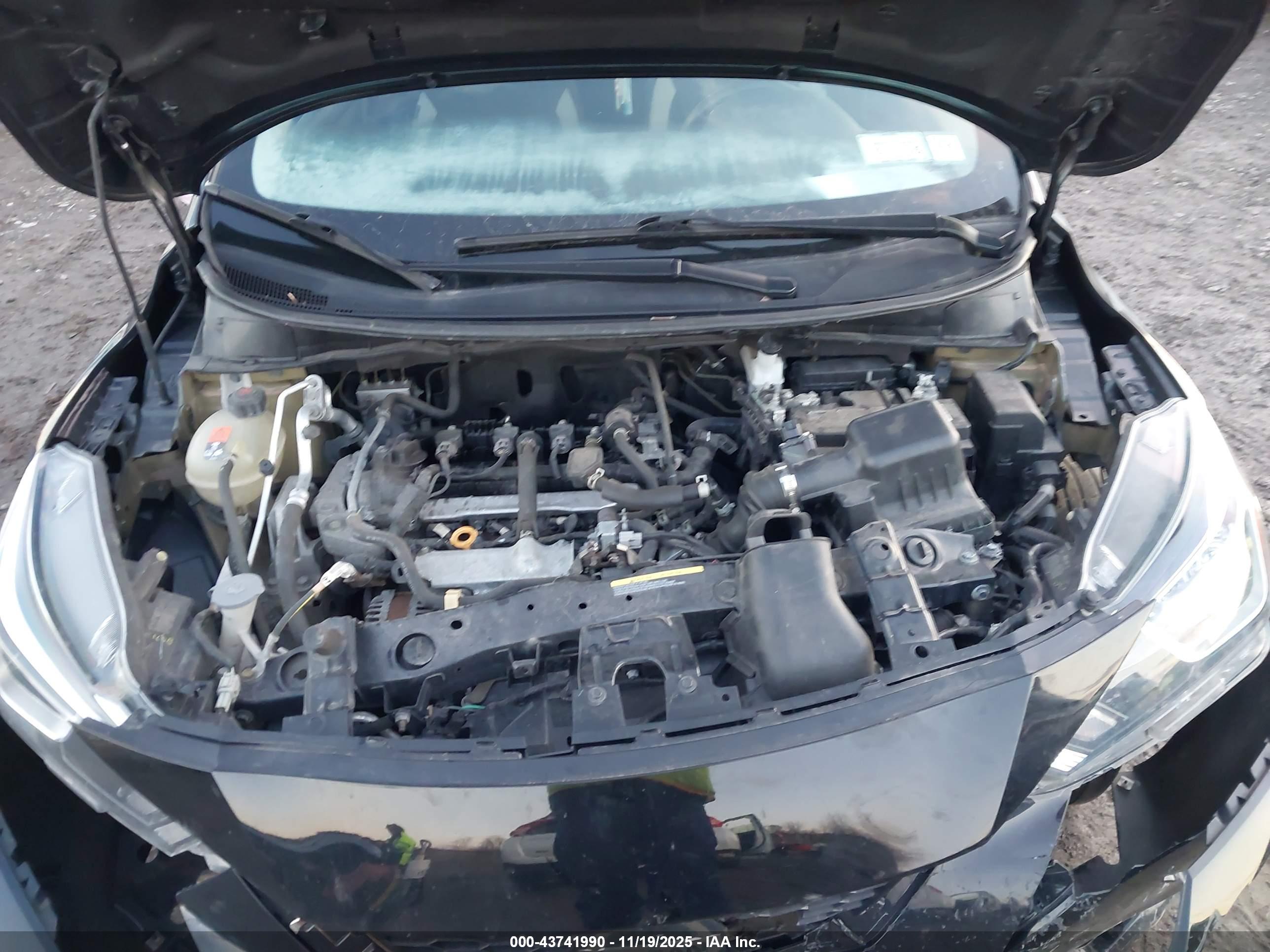 NISSAN VERSA image 10