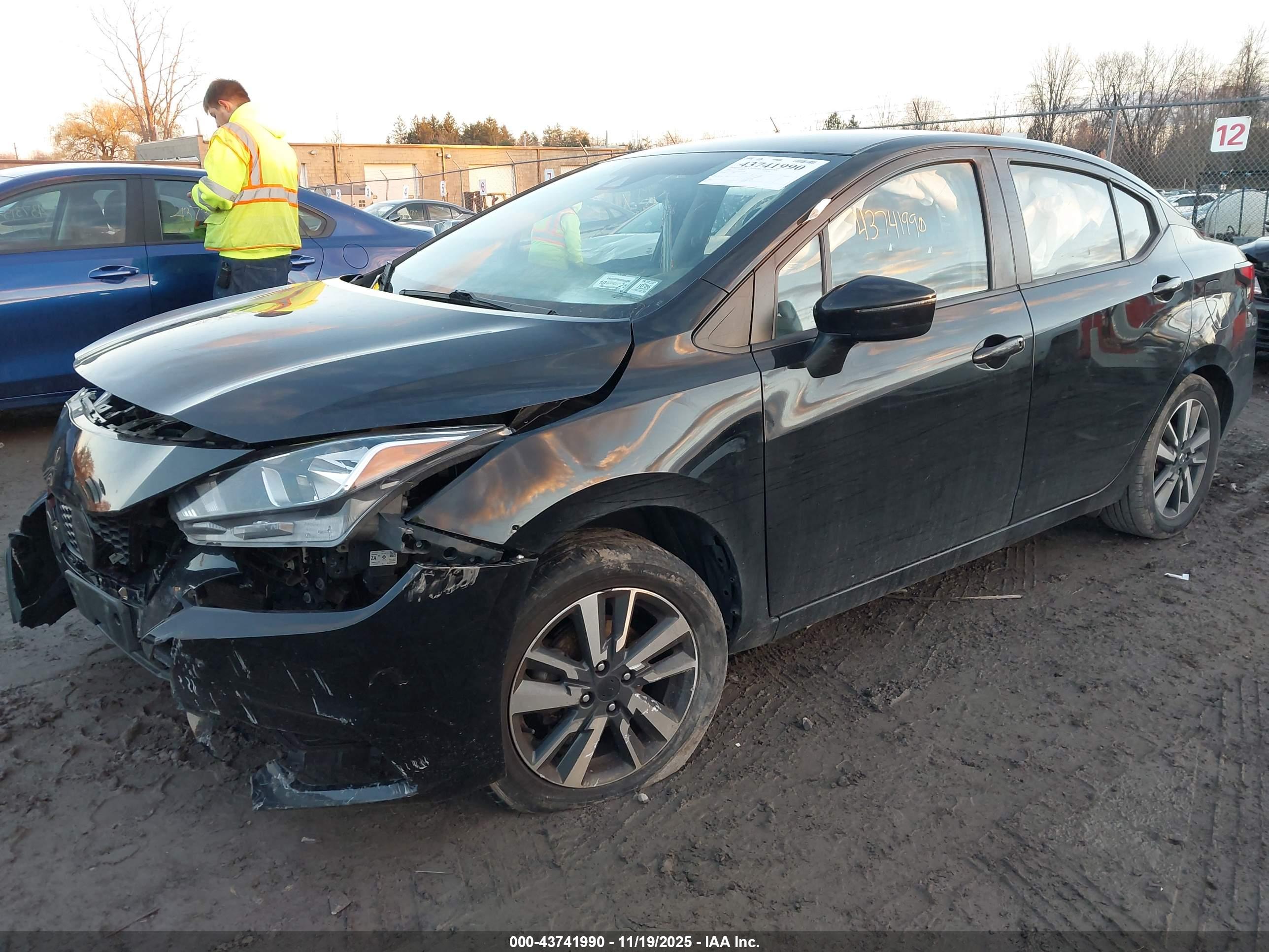 NISSAN VERSA image 2