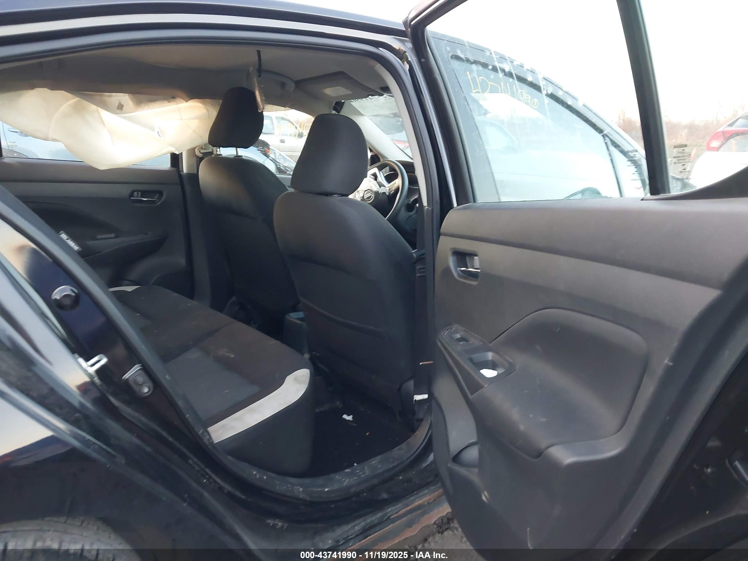 NISSAN VERSA image 8