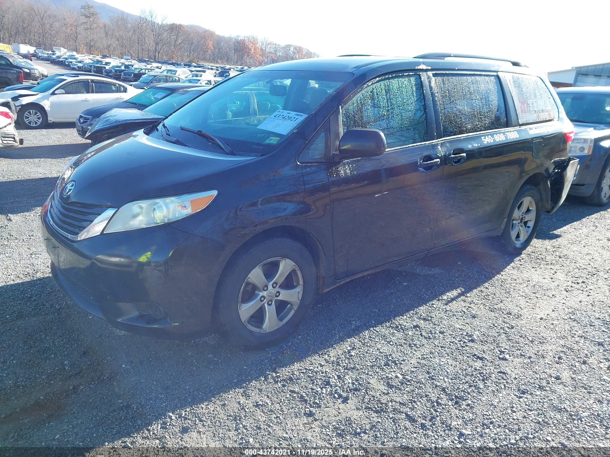 TOYOTA SIENNA image 2