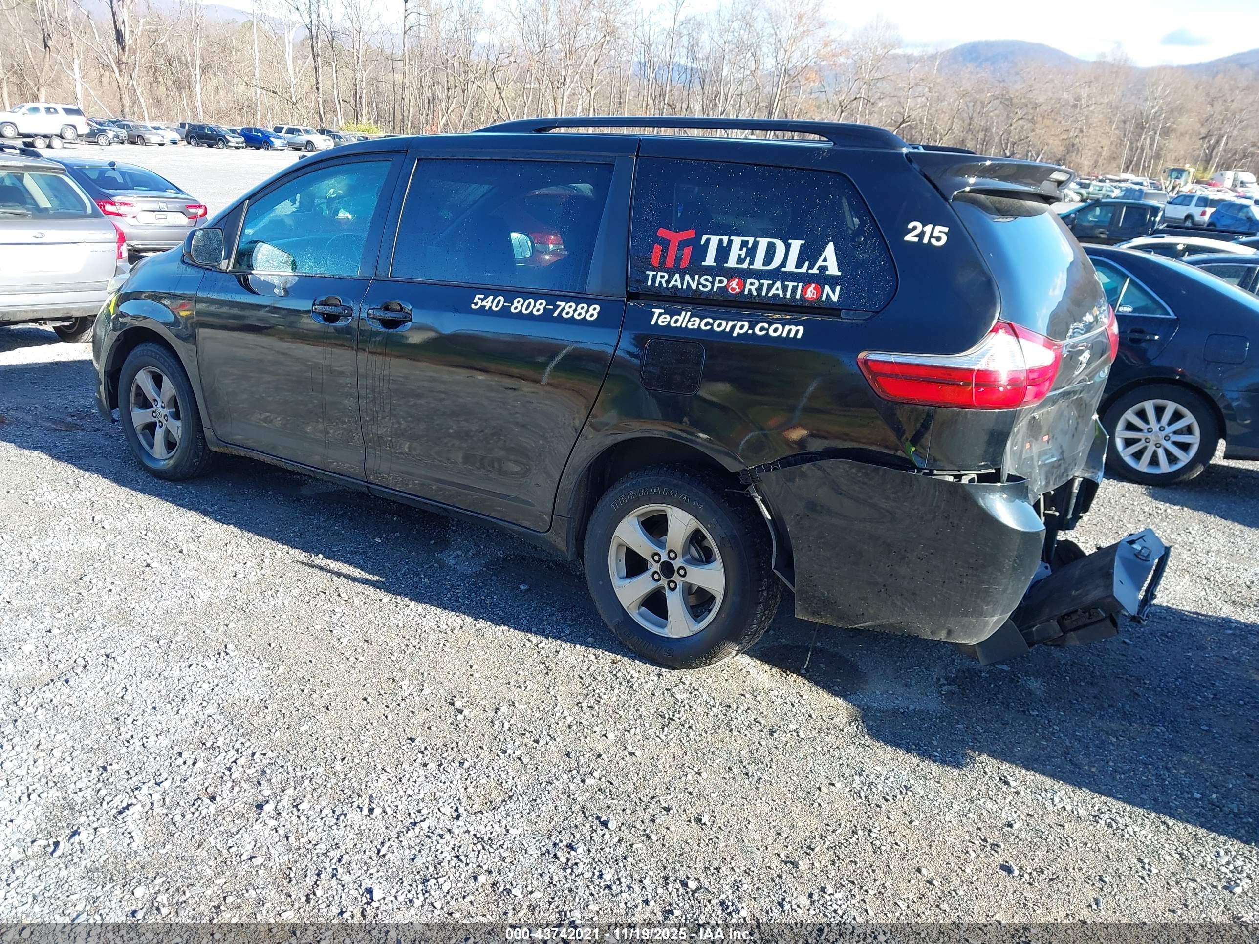 TOYOTA SIENNA image 3