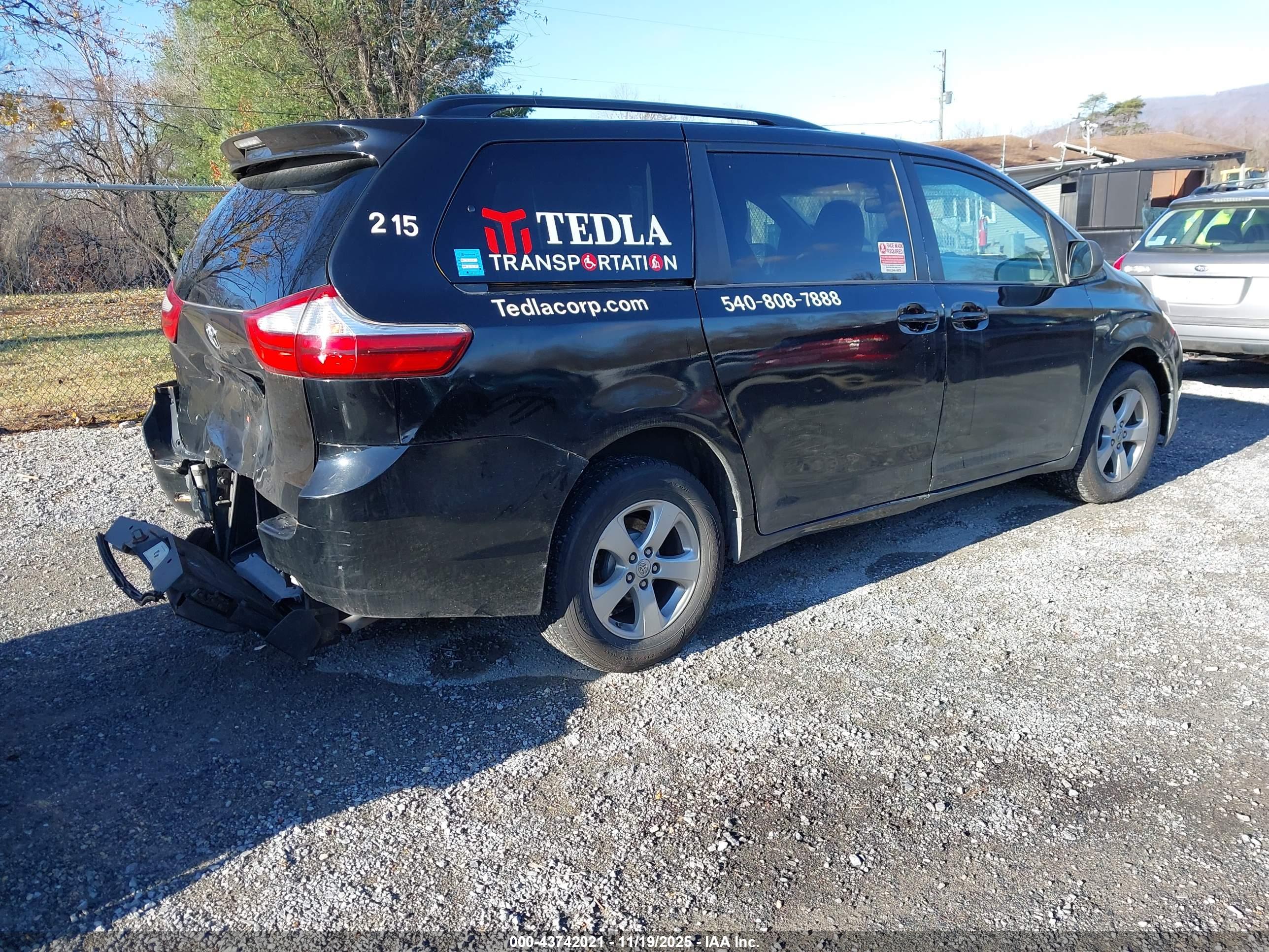 TOYOTA SIENNA image 4