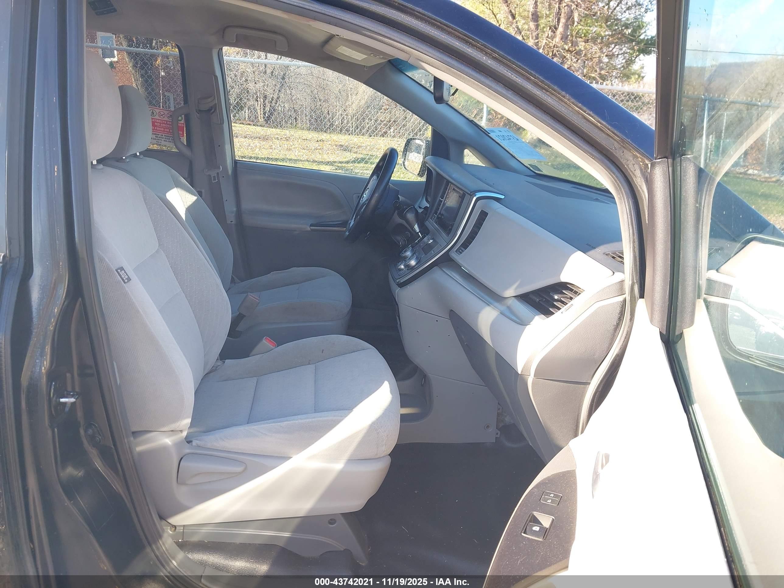 TOYOTA SIENNA image 5