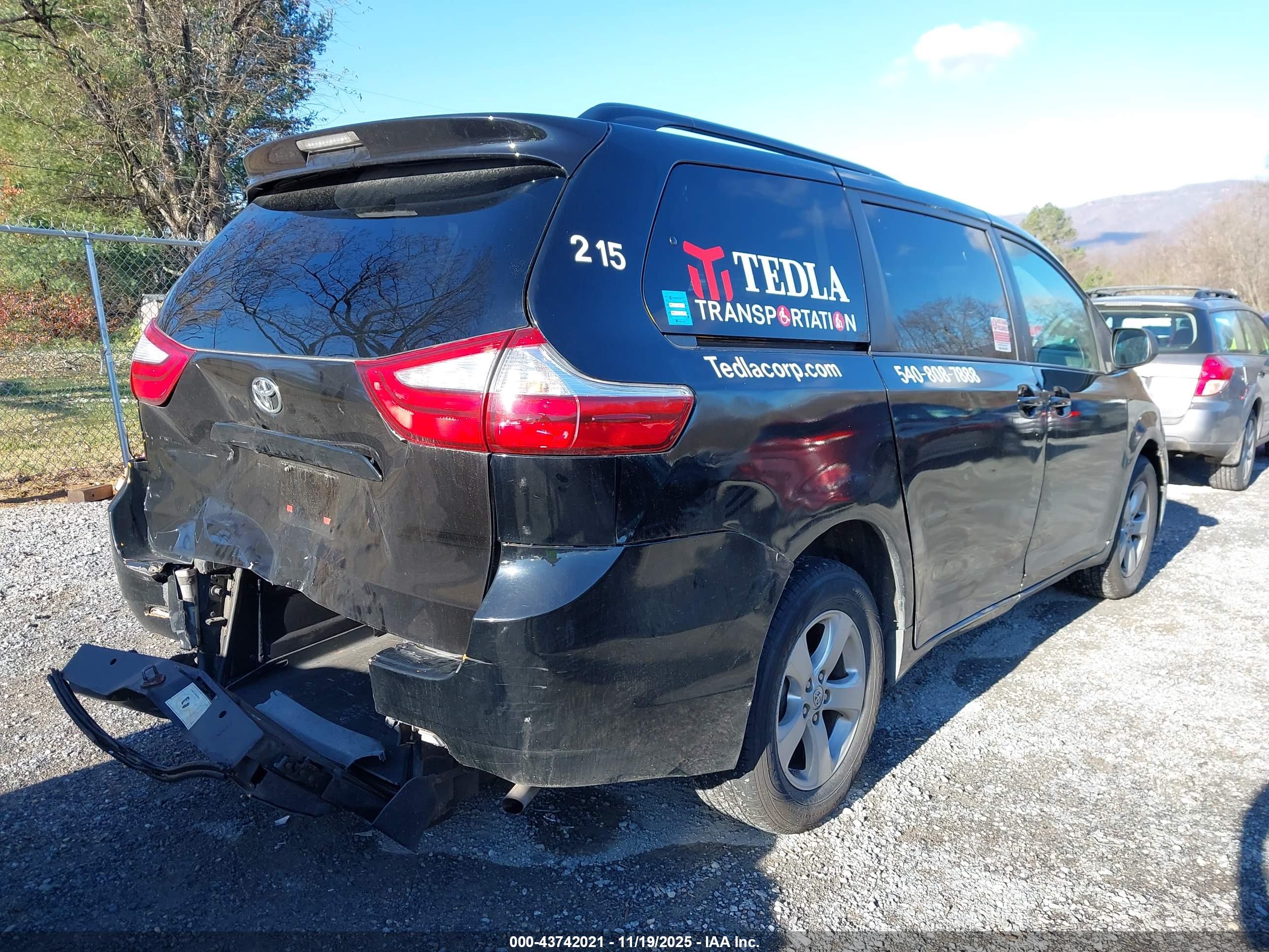 TOYOTA SIENNA image 6
