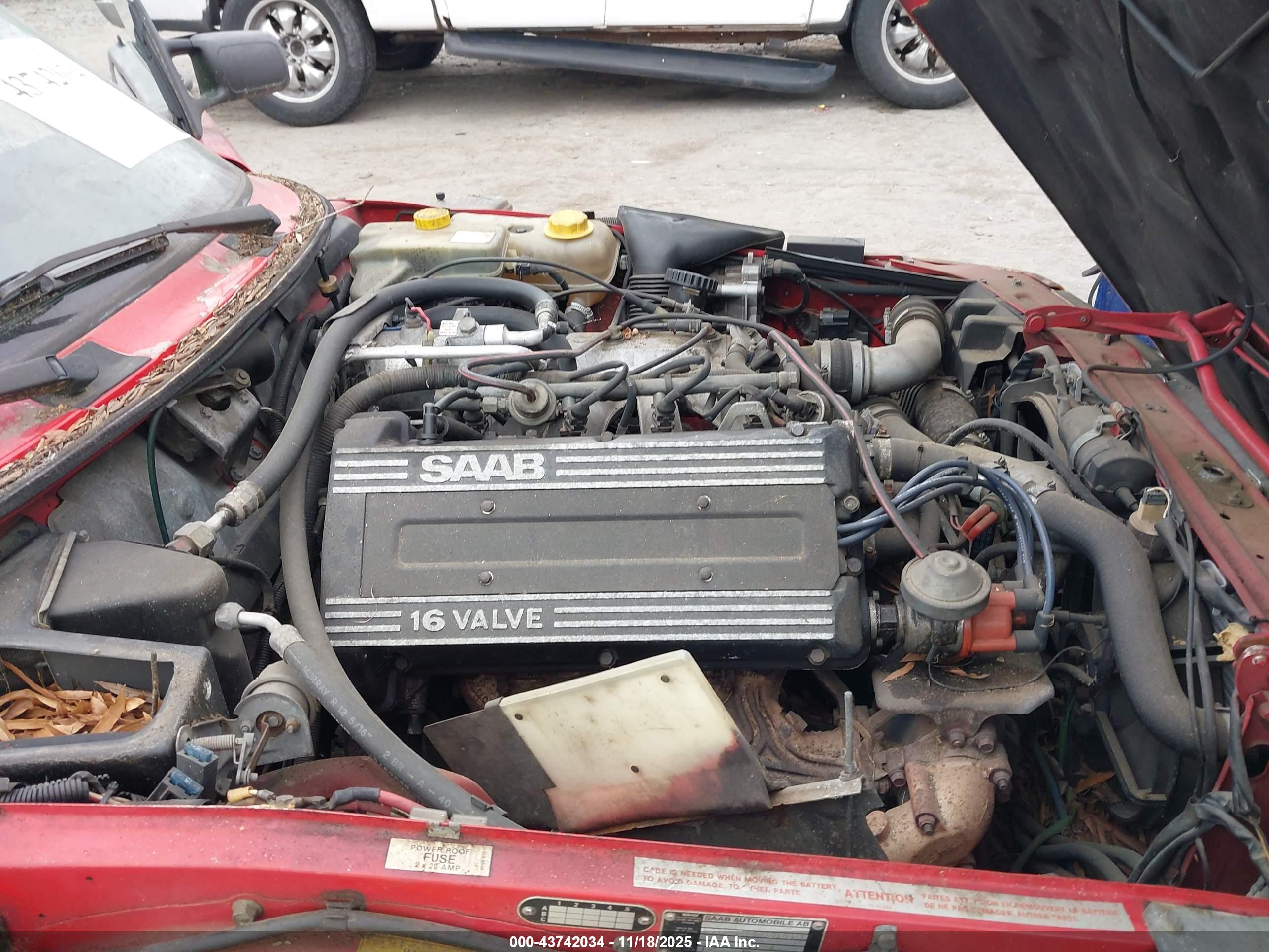 SAAB 900 image 10