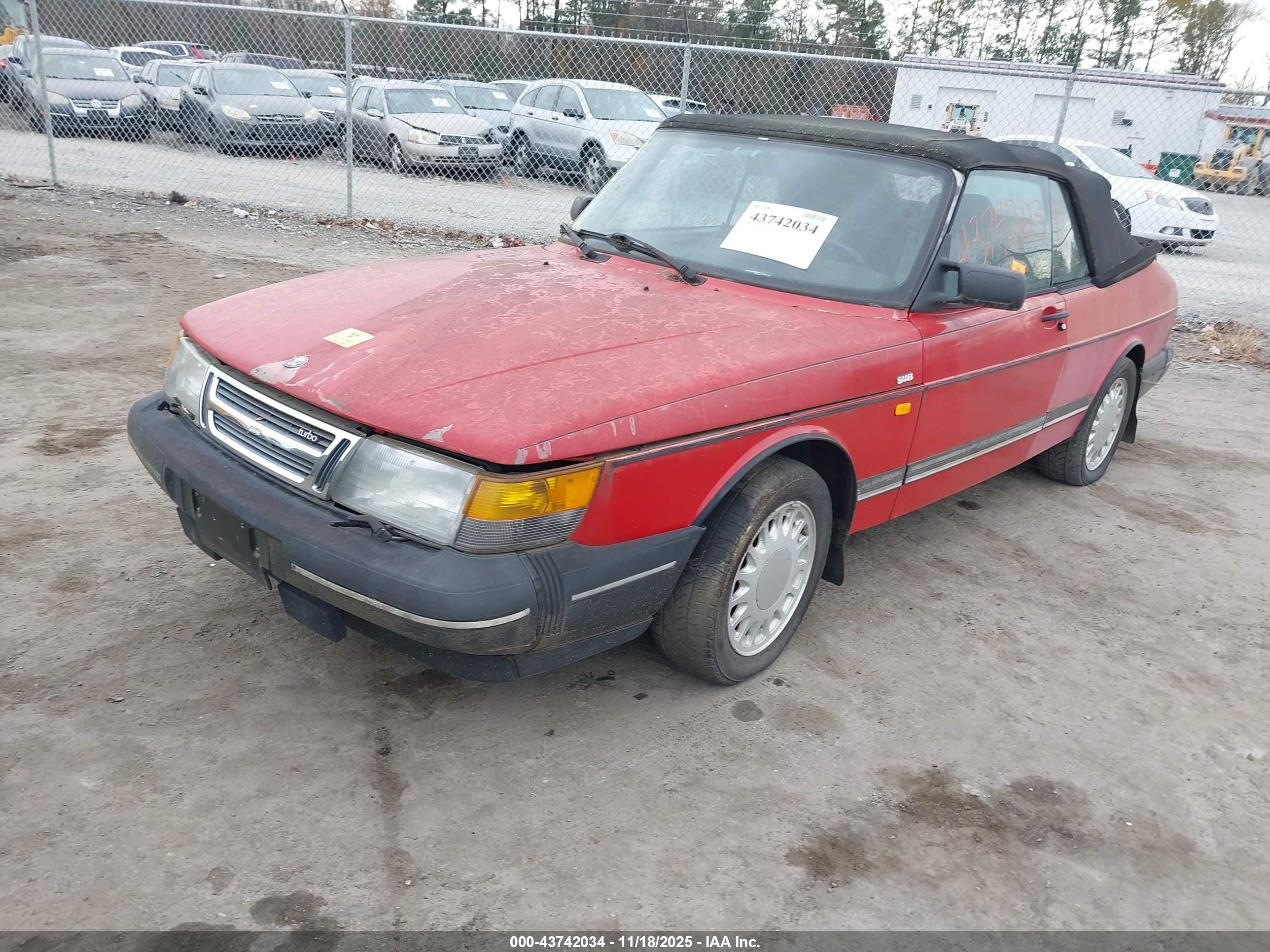 SAAB 900 image 2
