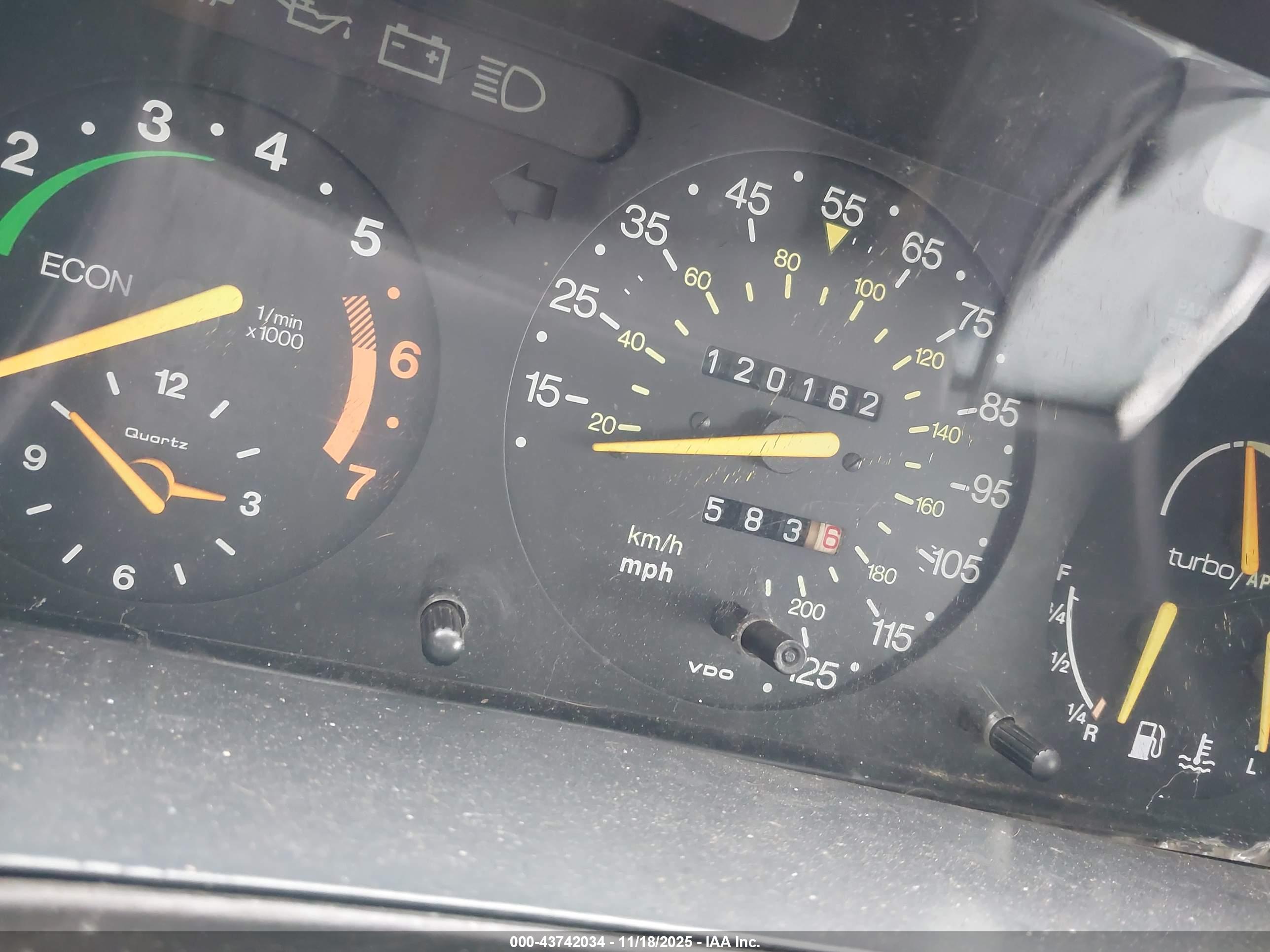 SAAB 900 image 7