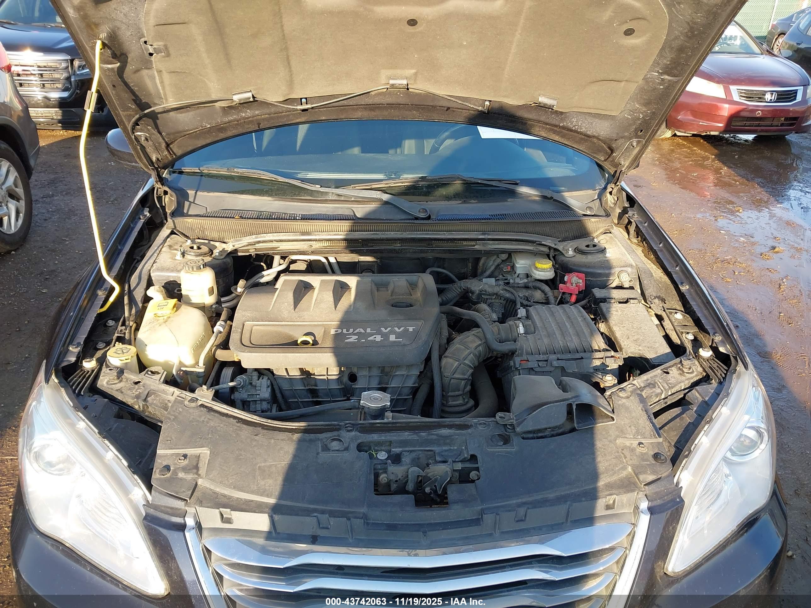CHRYSLER 200 image 10
