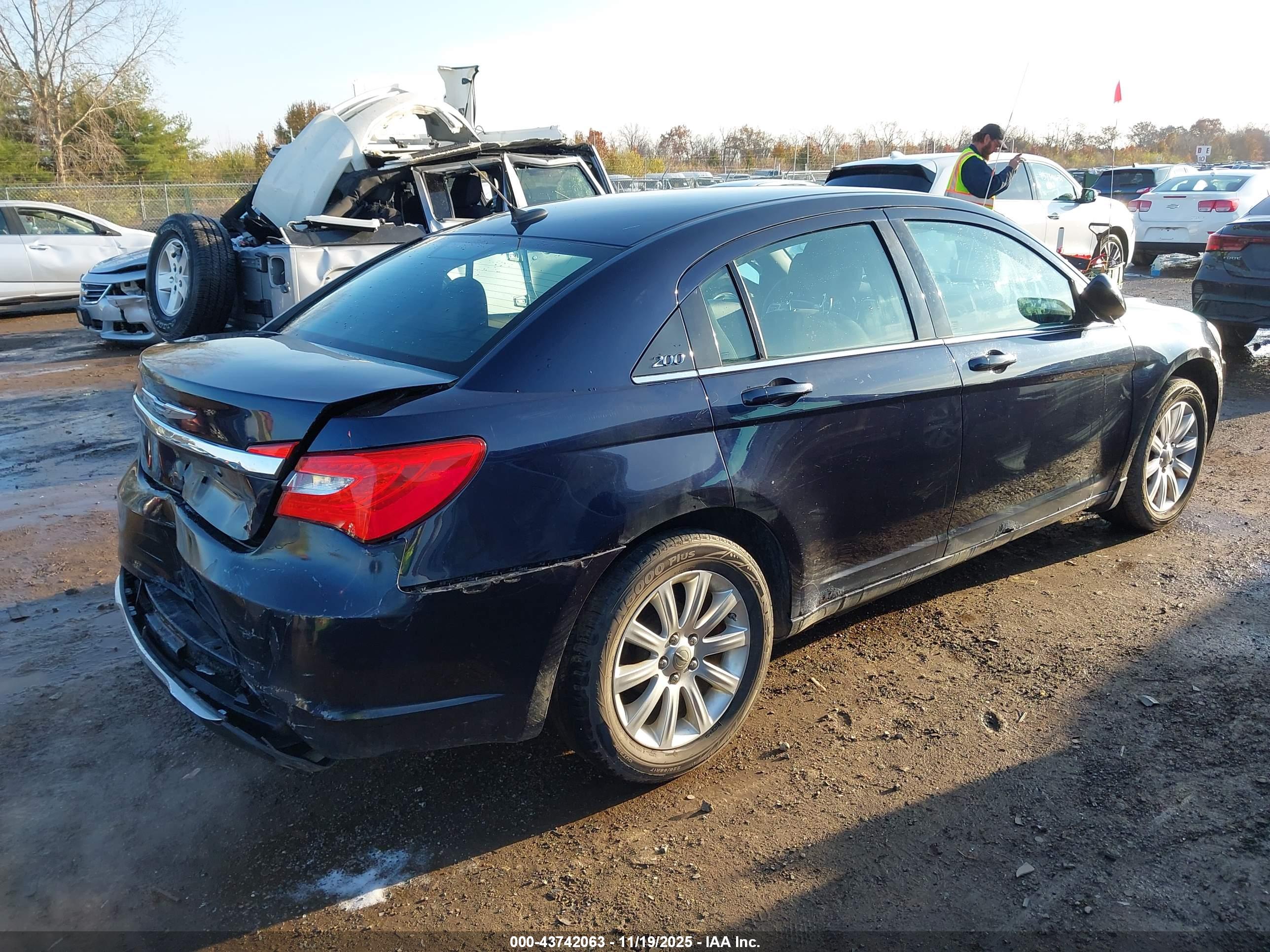 CHRYSLER 200 image 4
