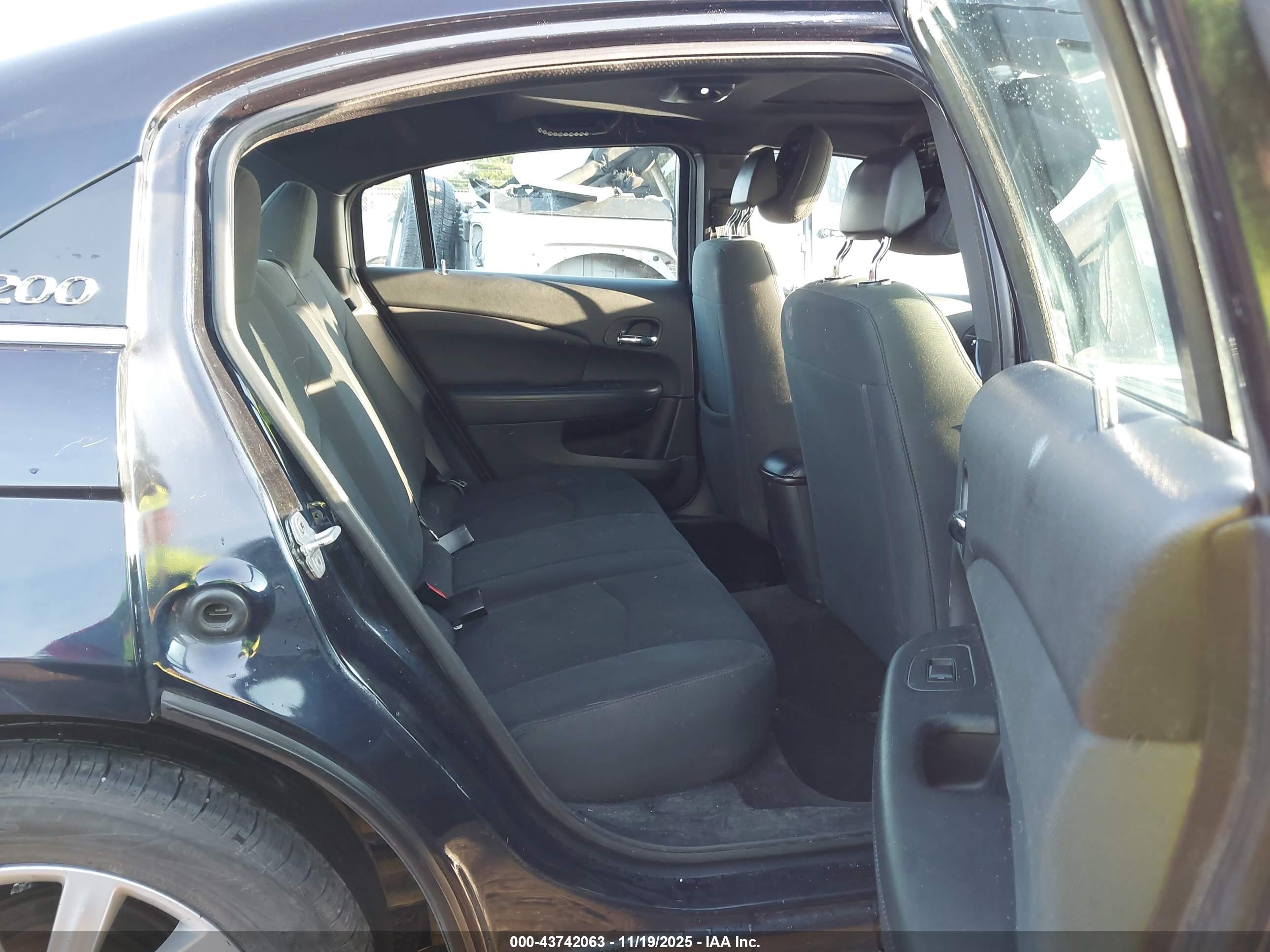 CHRYSLER 200 image 8