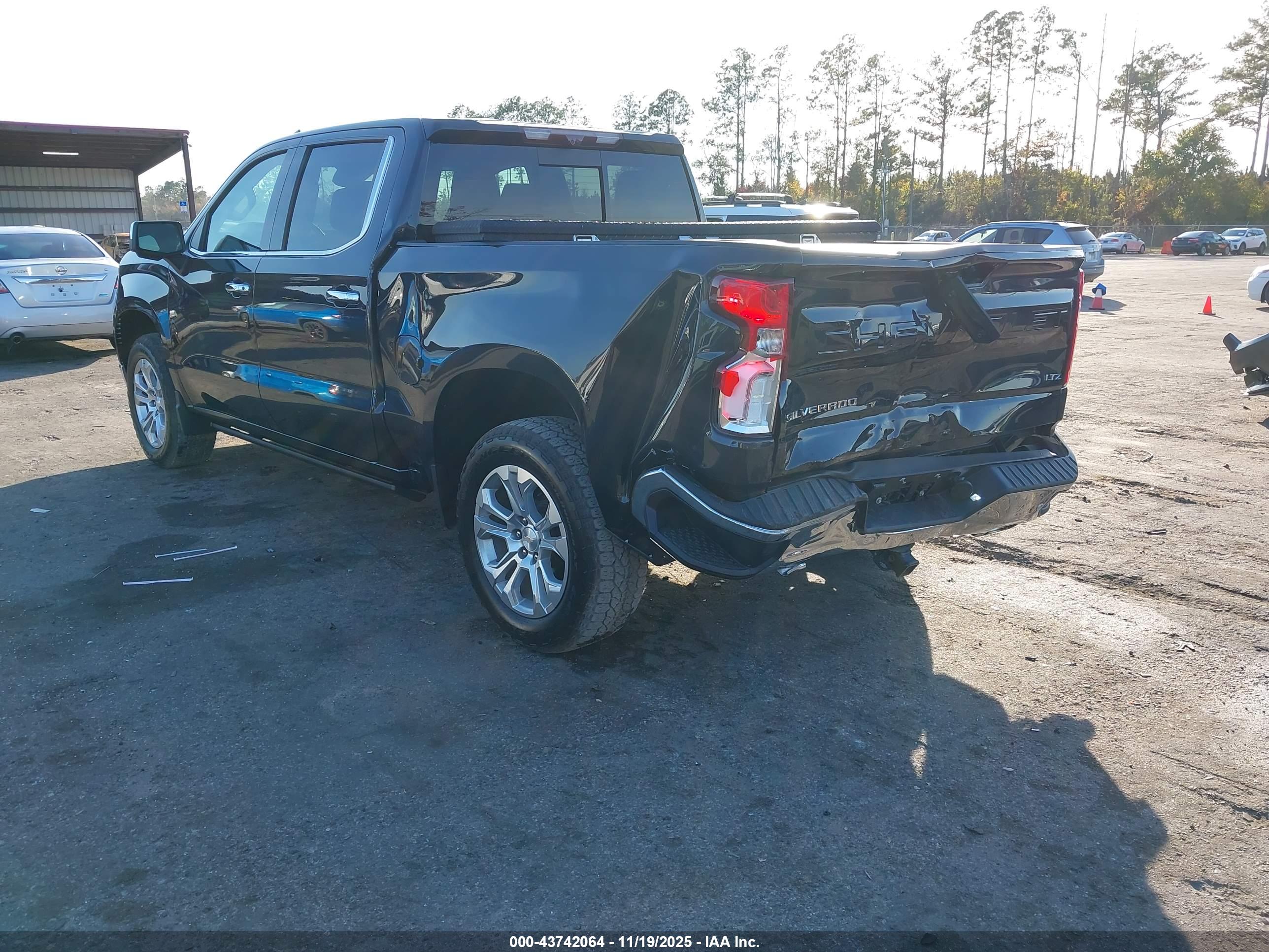 CHEVROLET SILVERADO image 3