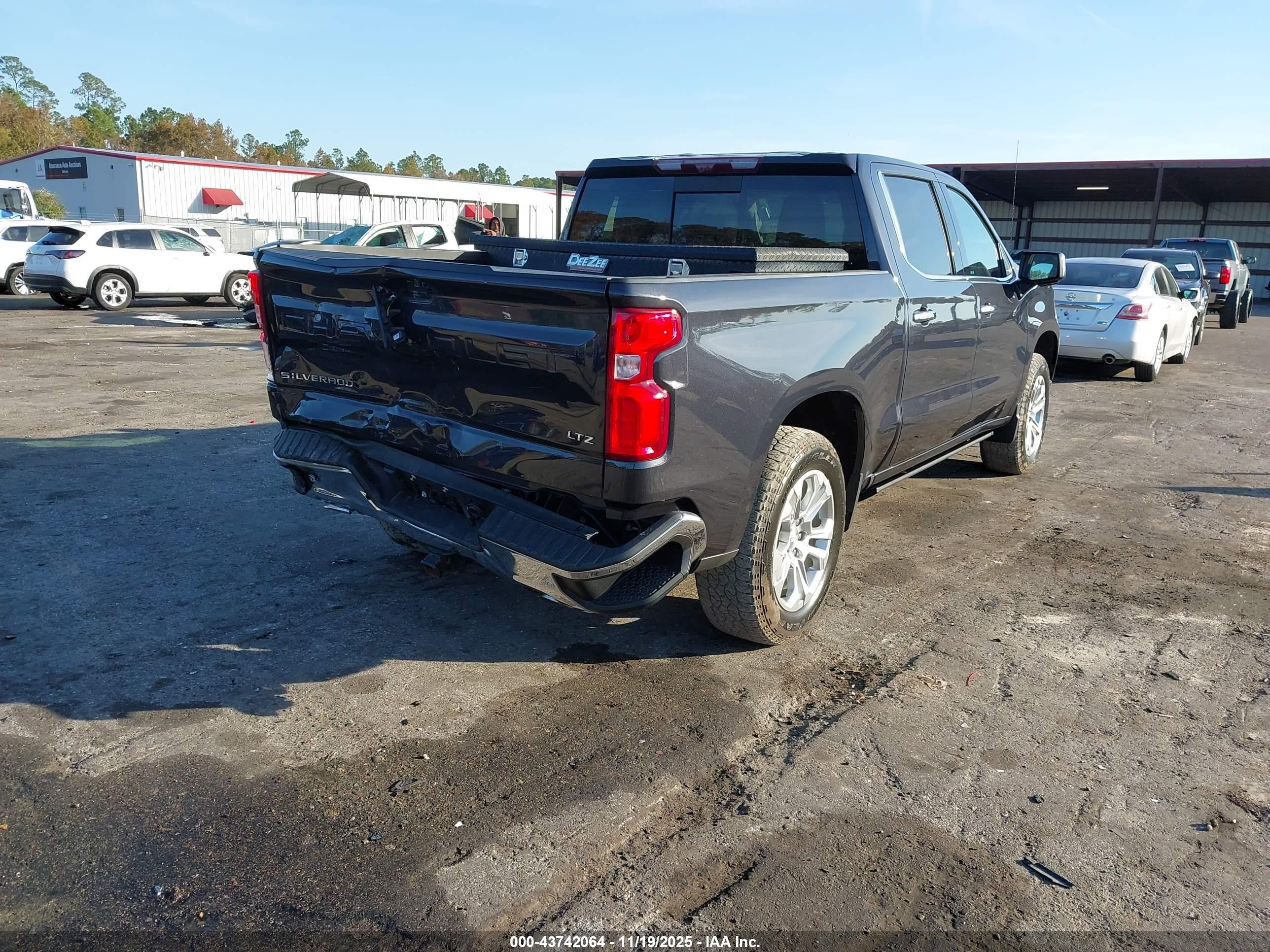 CHEVROLET SILVERADO image 4