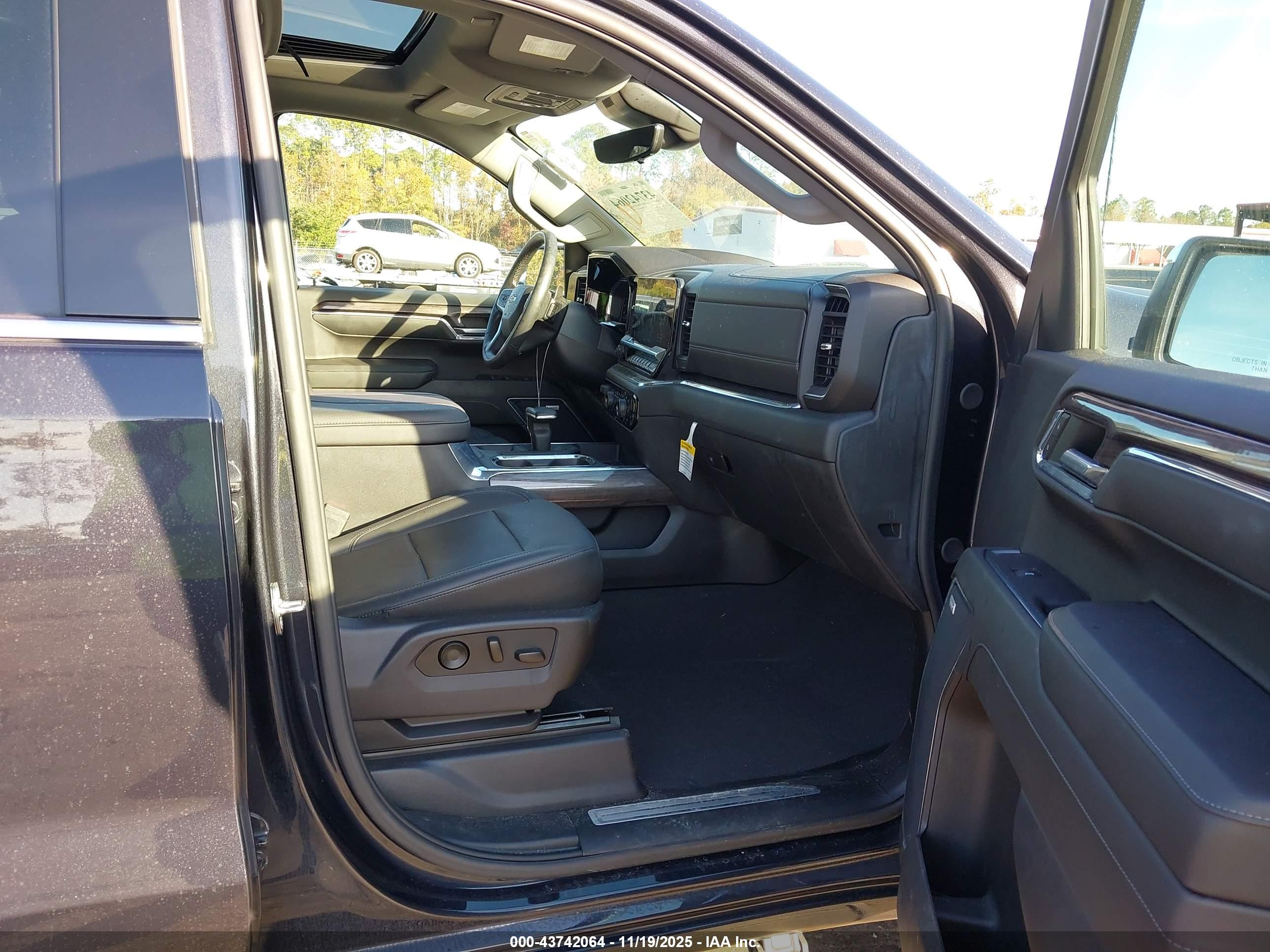 CHEVROLET SILVERADO image 5