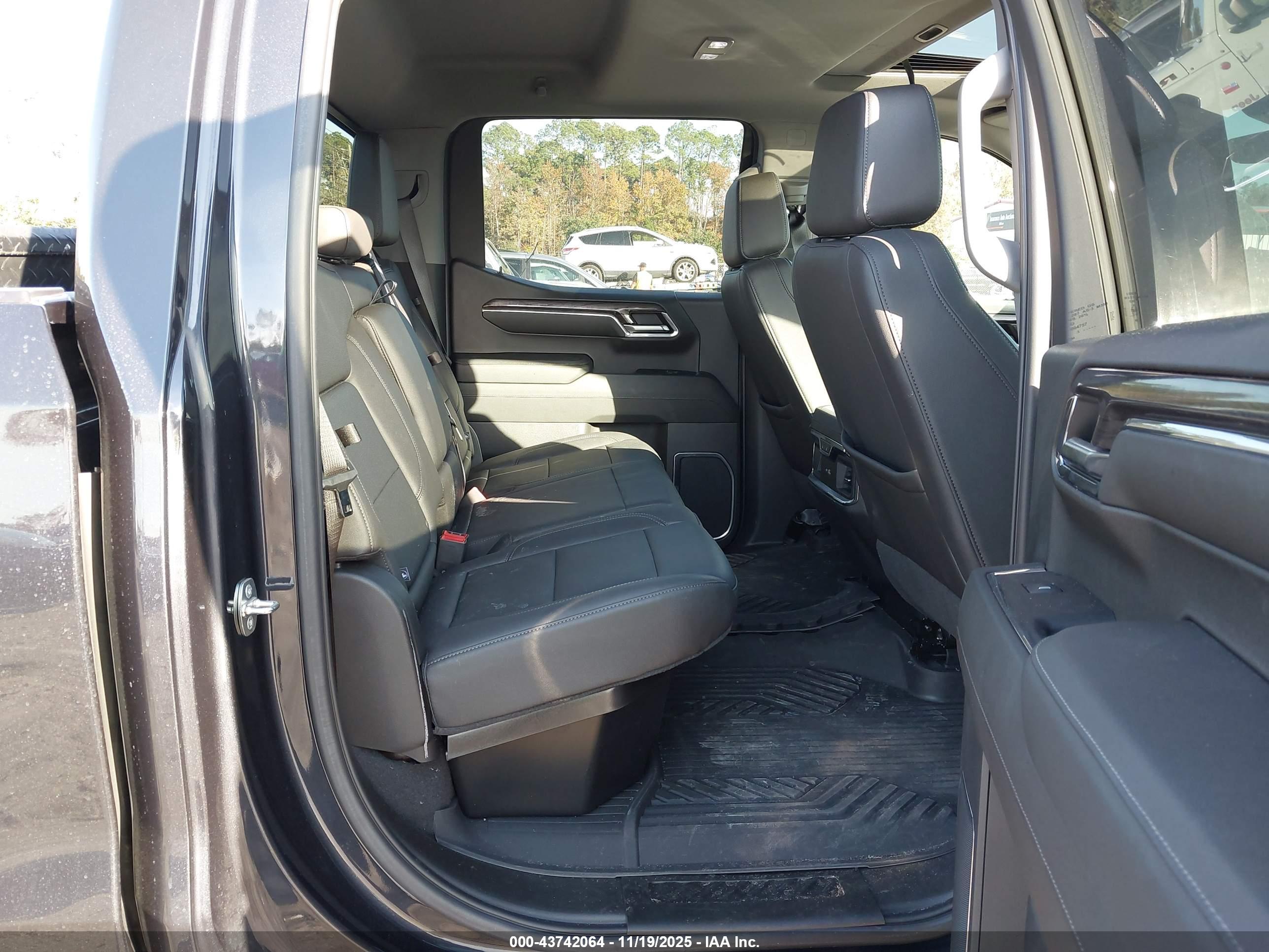 CHEVROLET SILVERADO image 8